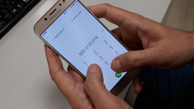 Una persona llama al teléfono contra el acoso escolar Una persona llama al teléfono contra el acoso escolar