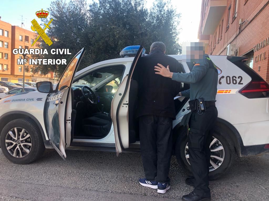 Momento de la detención realizada por la Guardia Civil de Almussafes