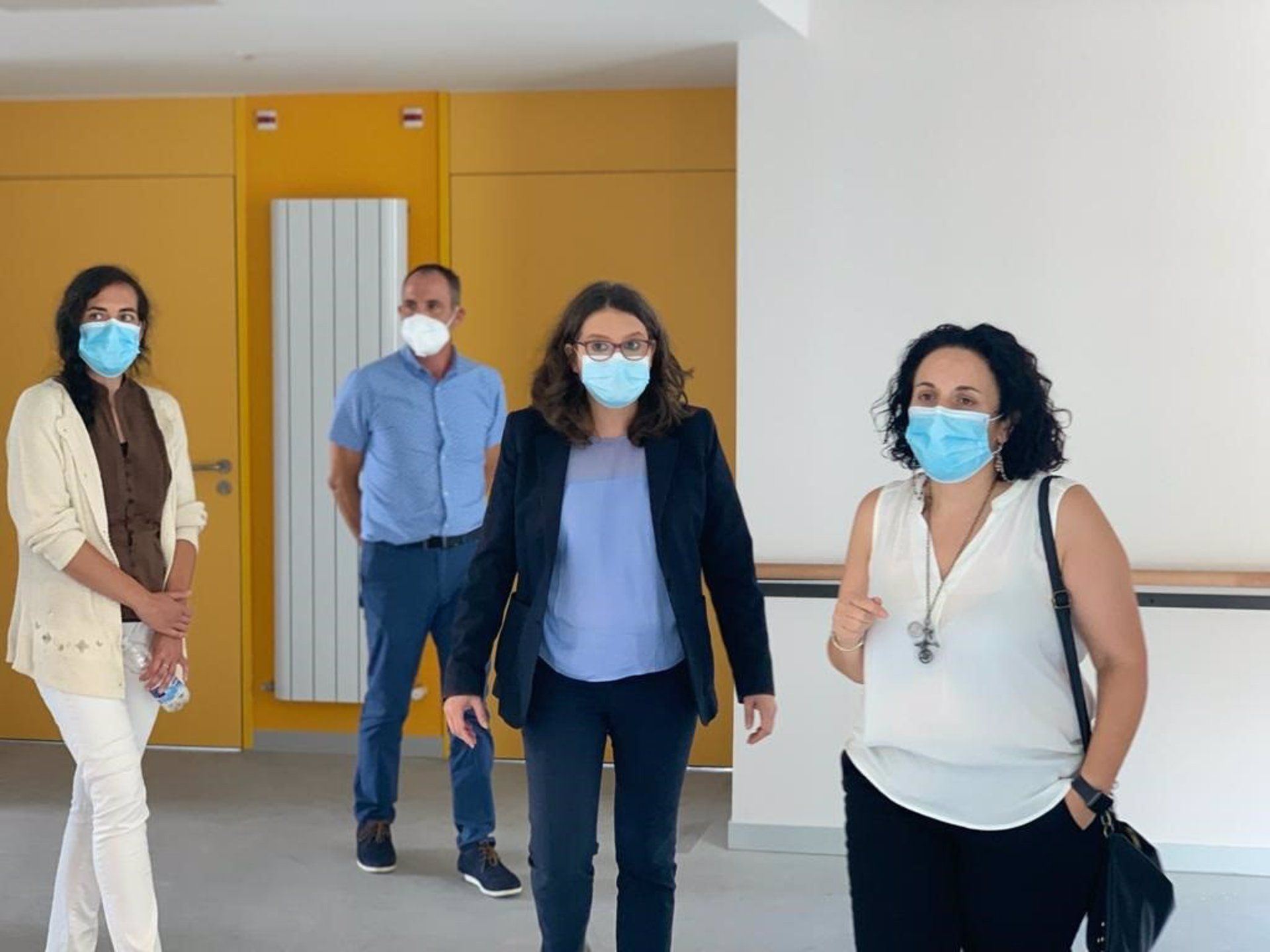 La vicepresidenta y consellera de Igualdad y Políticas Inclusivas, Mónica Oltra, (centro imagen) visita la nueva residencia para personas mayores de Alpuente