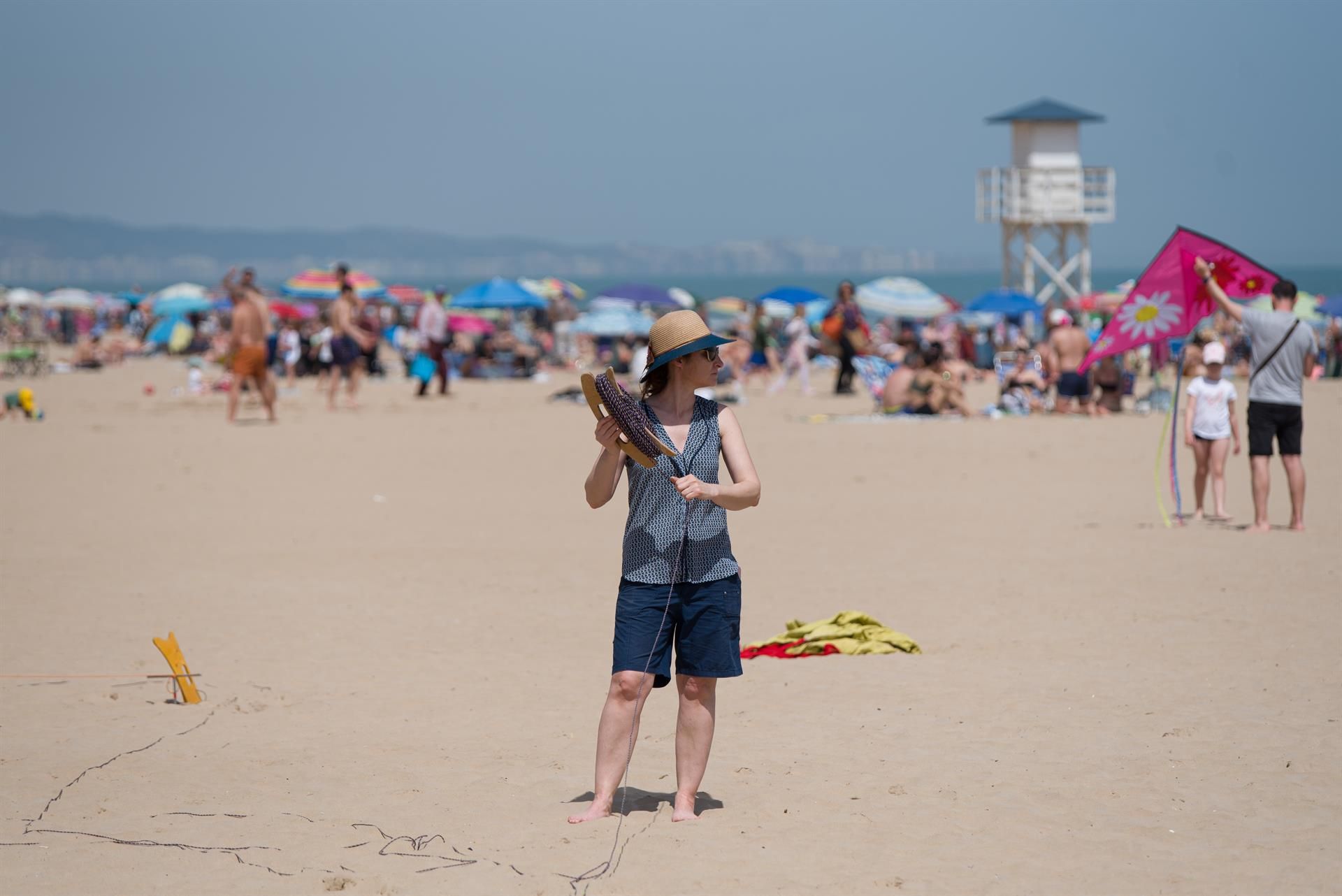 Diverses persones participen en un festival de cometes a la platja de Gandia