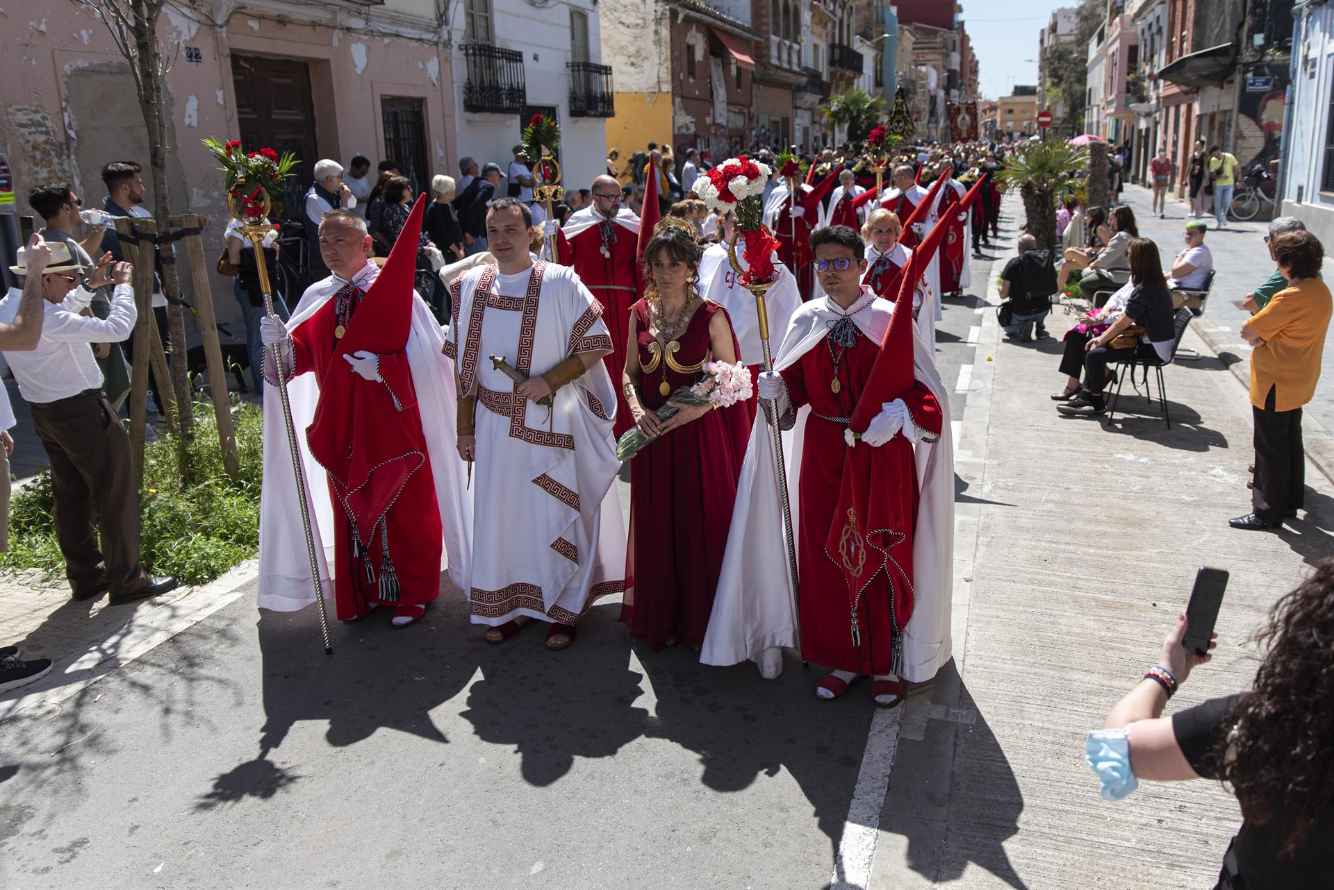 Diverses persones participen en la desfilada del Diumenge de Resurrecció de la Setmana Santa Marinera de València