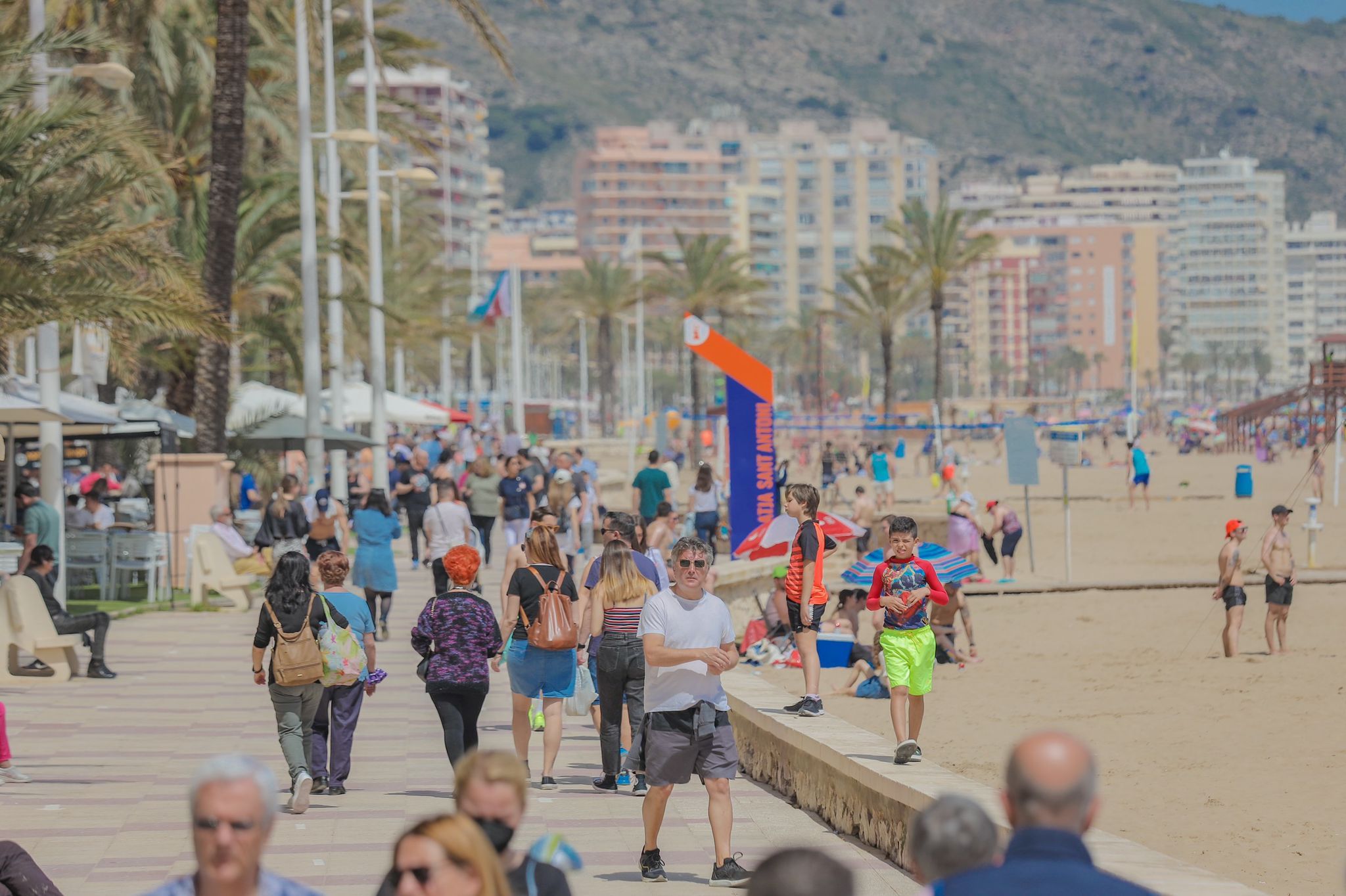 La playa de Cullera, repleta de gente en la Semana Santa de 2022