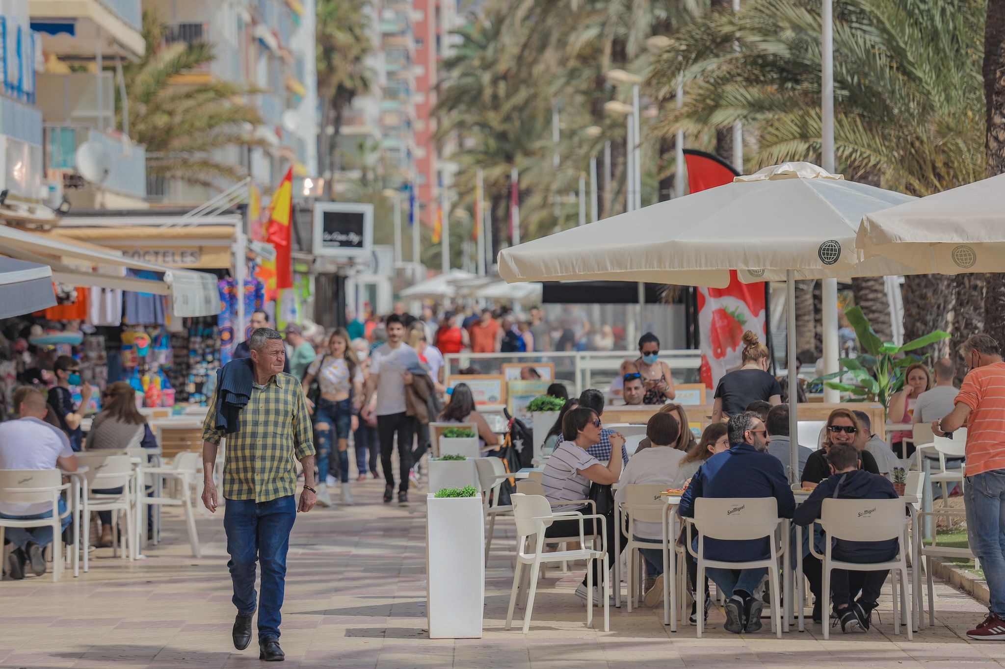 La playa de Cullera, repleta de gente en la Semana Santa de 2022