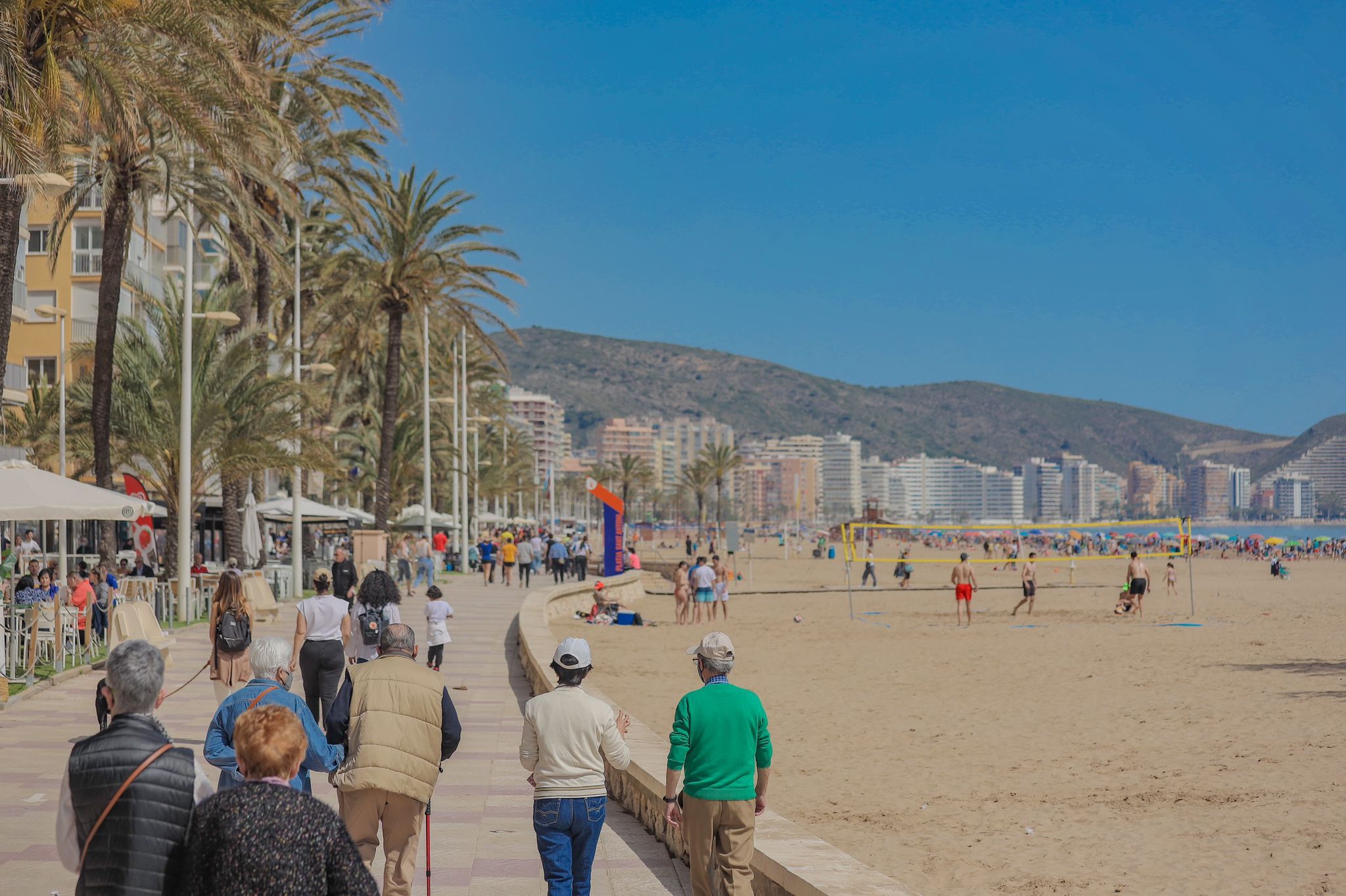 La playa de Cullera, repleta de gente en la Semana Santa de 2022