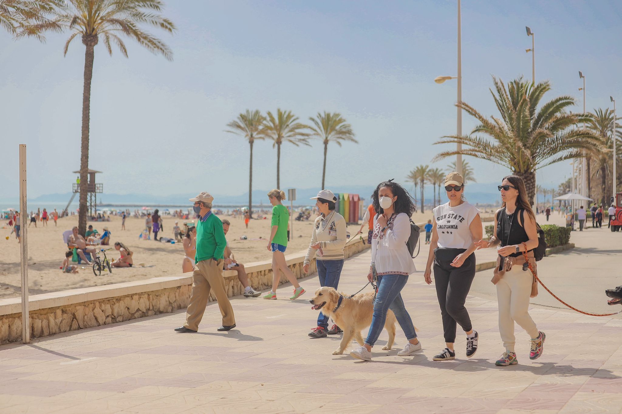 Gent passeja pel passeig de Cullera