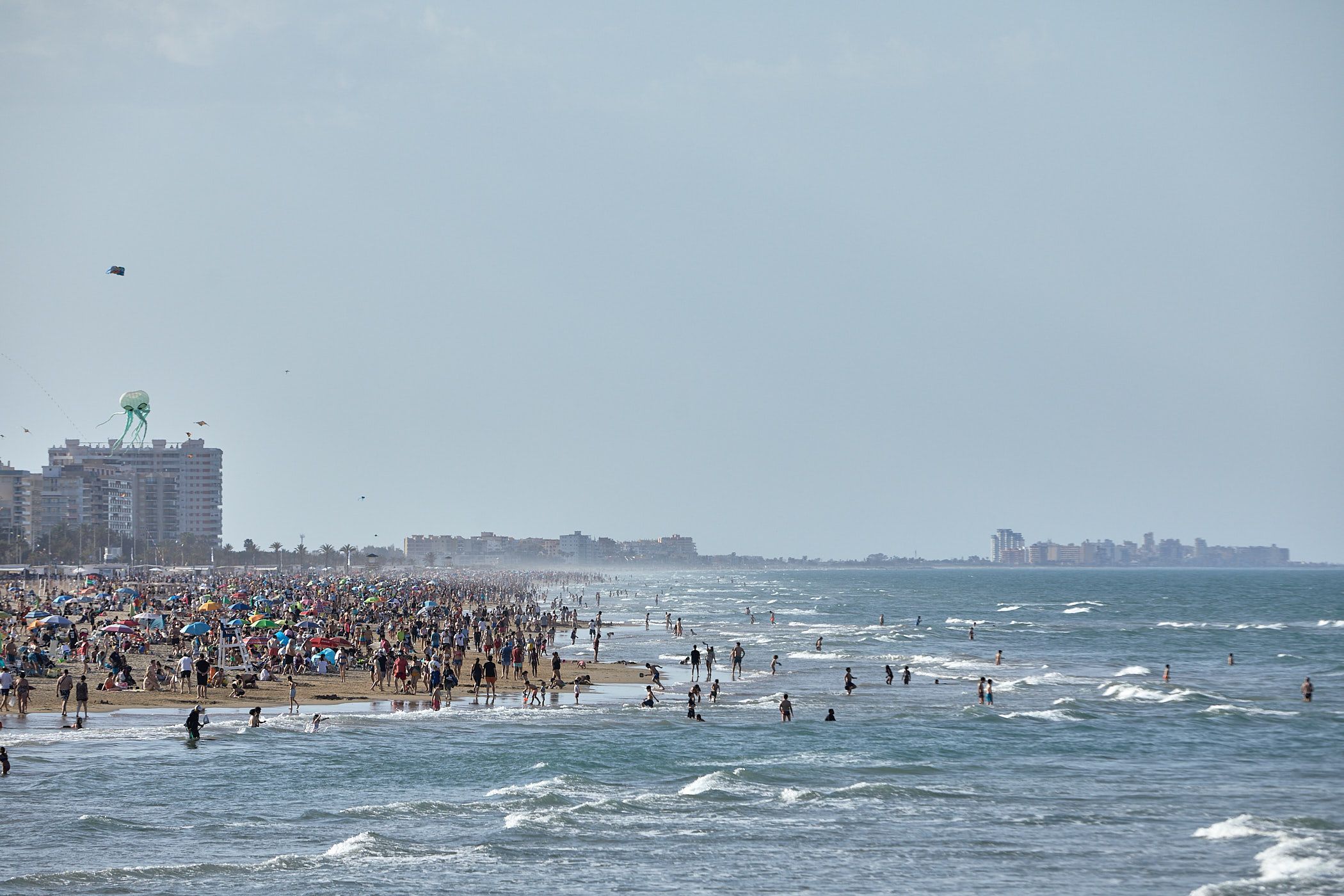 Platja de Gandia repleta de gent en la Setmana Santa de 2022