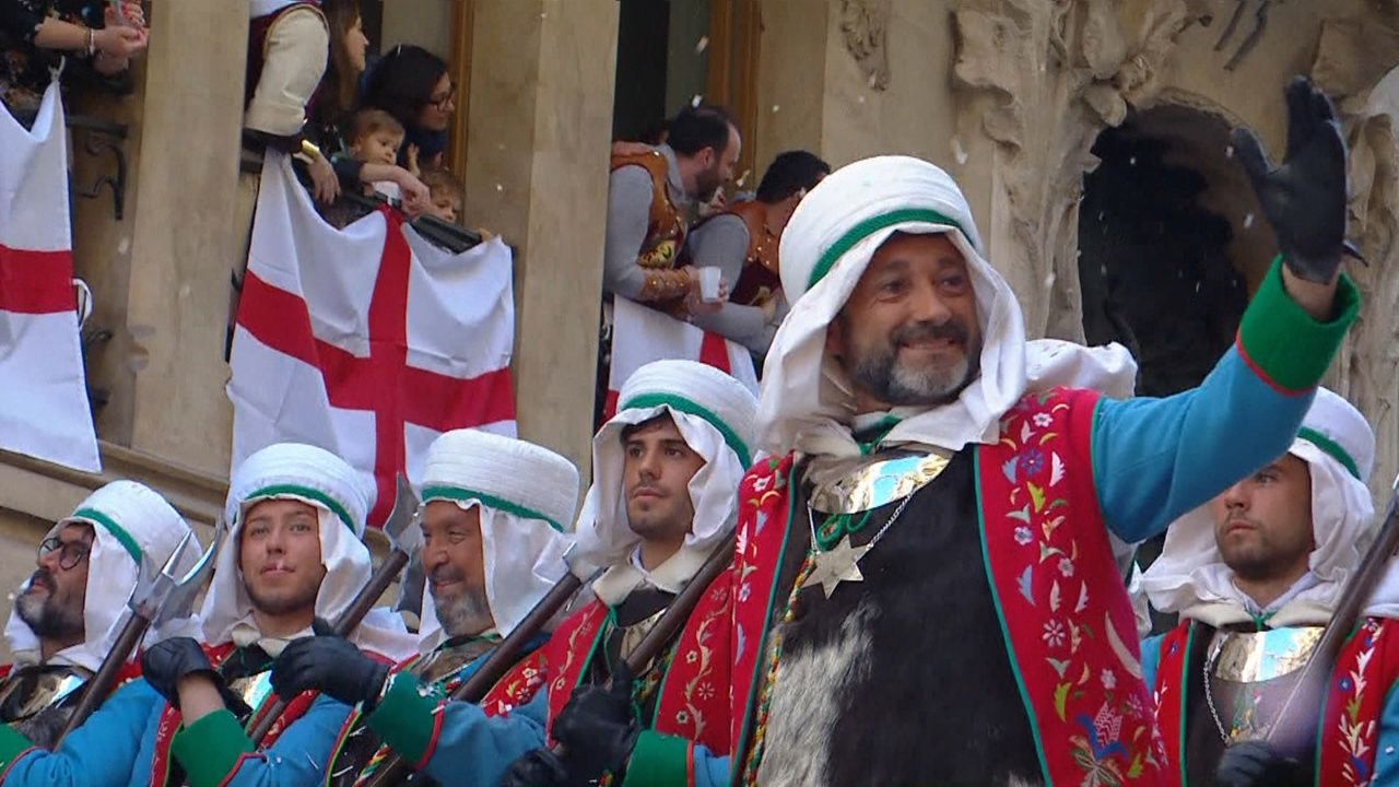 Moros y cristianos Alcoy 2022 por À Punt