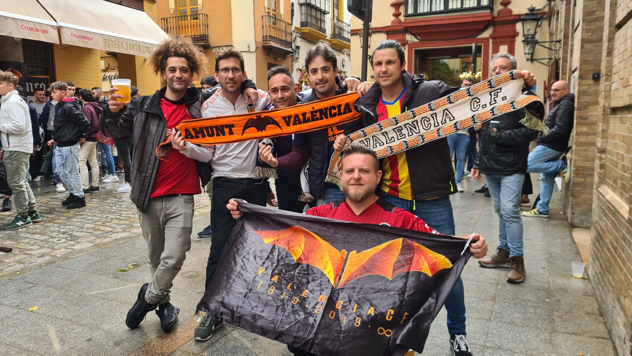 La afición del Valencia CF, en las calles de Sevilla