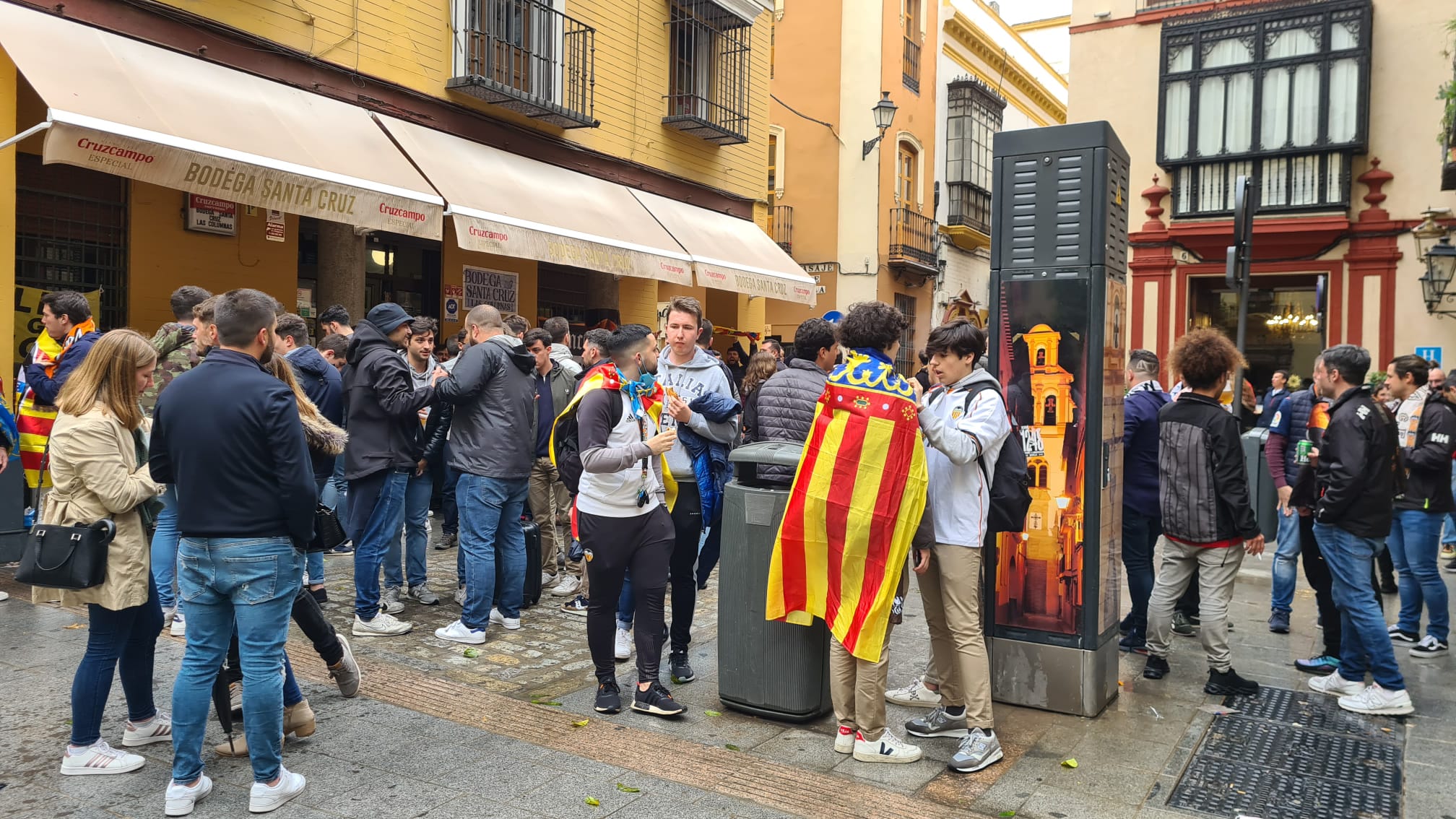 La afición del Valencia CF, en las calles de Sevilla