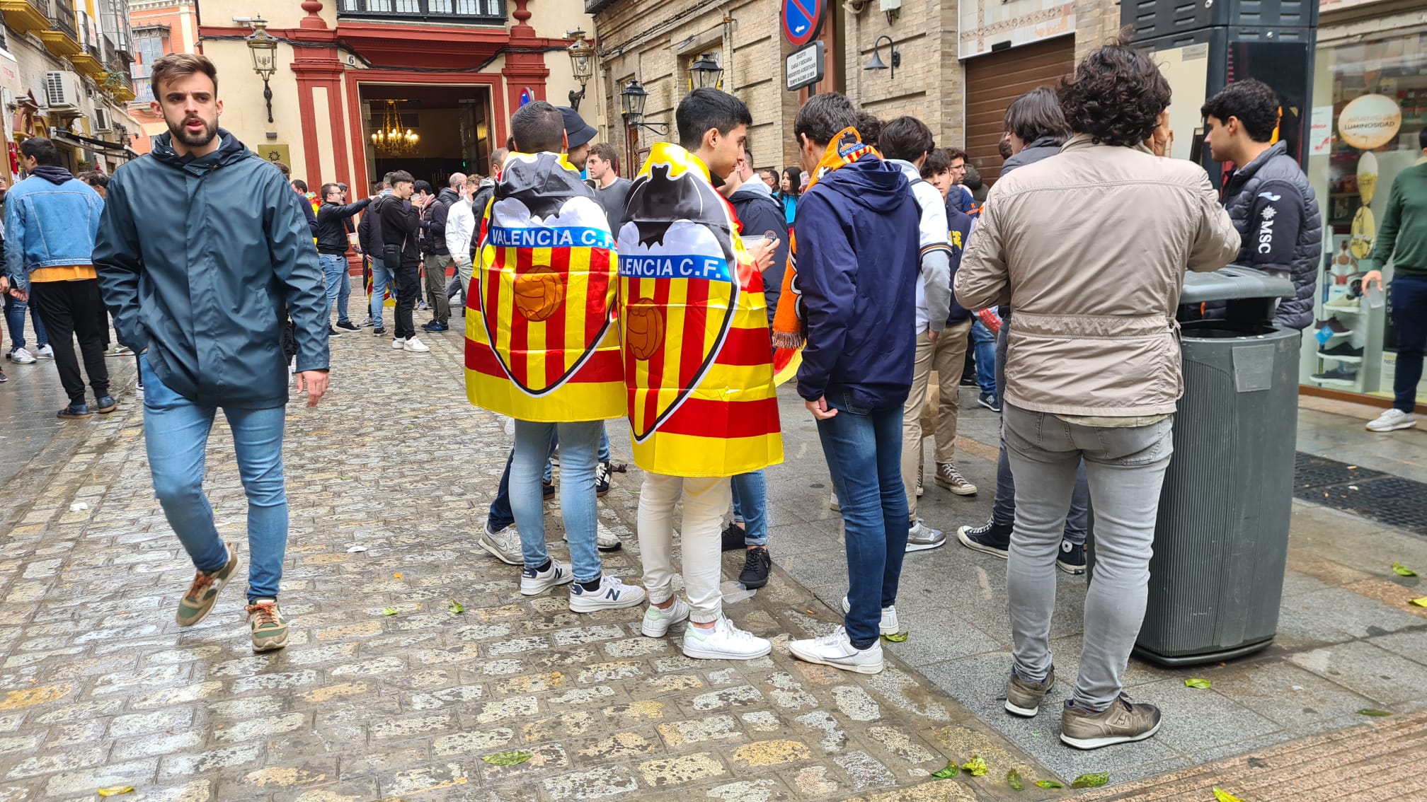 La afición del Valencia CF, en las calles de Sevilla