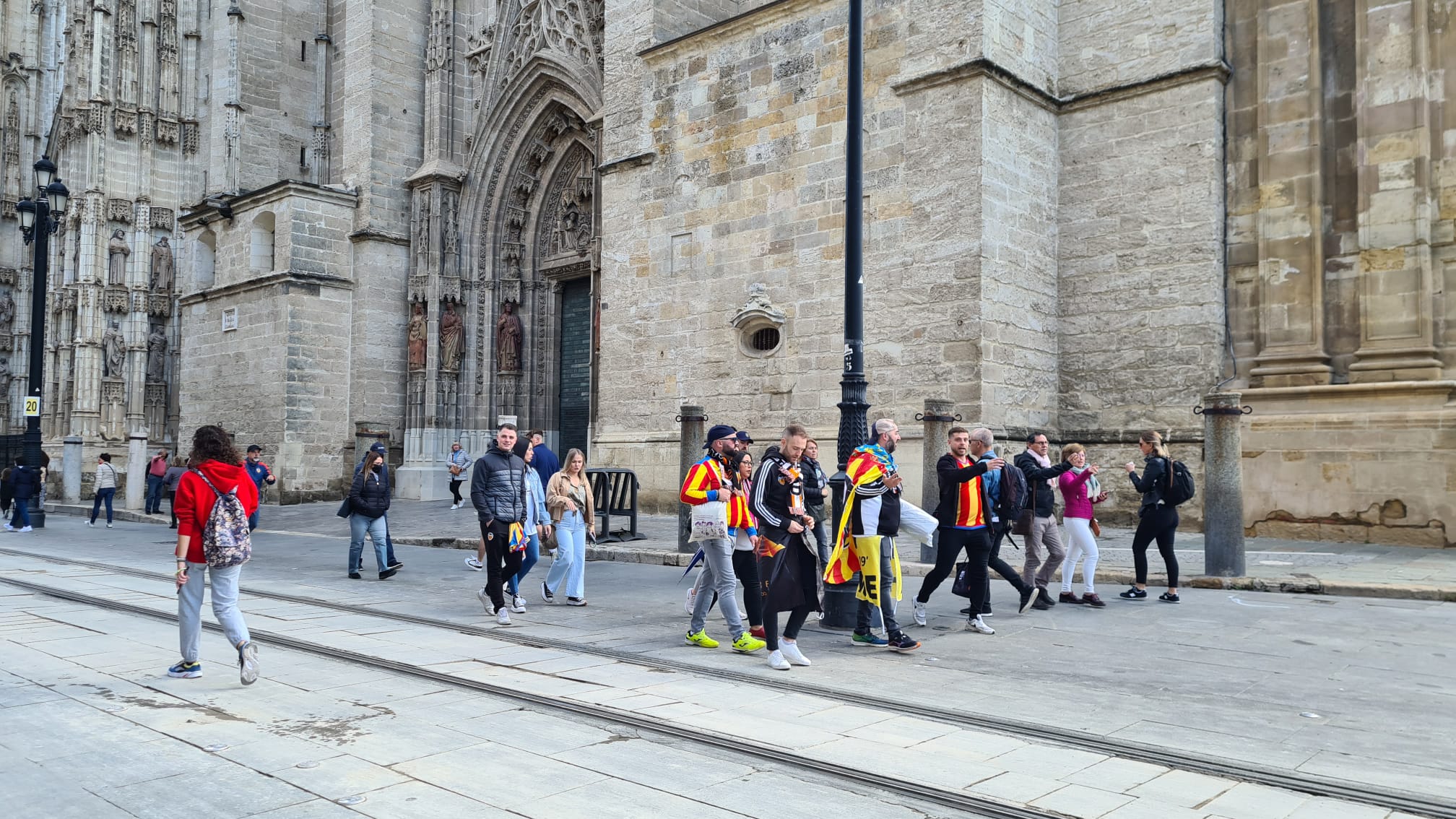 La afición del Valencia CF, en las calles de Sevilla