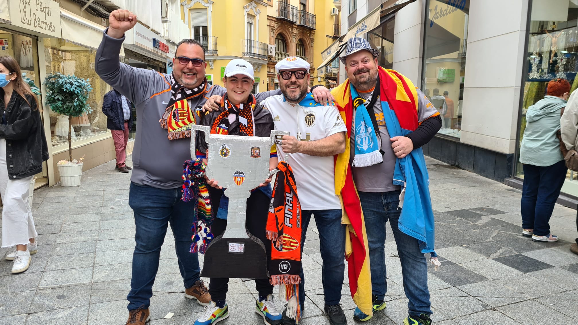La afición del Valencia CF, en las calles de Sevilla