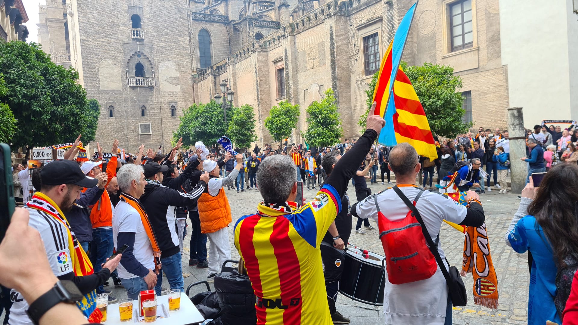 La afición del Valencia CF, en las calles de Sevilla