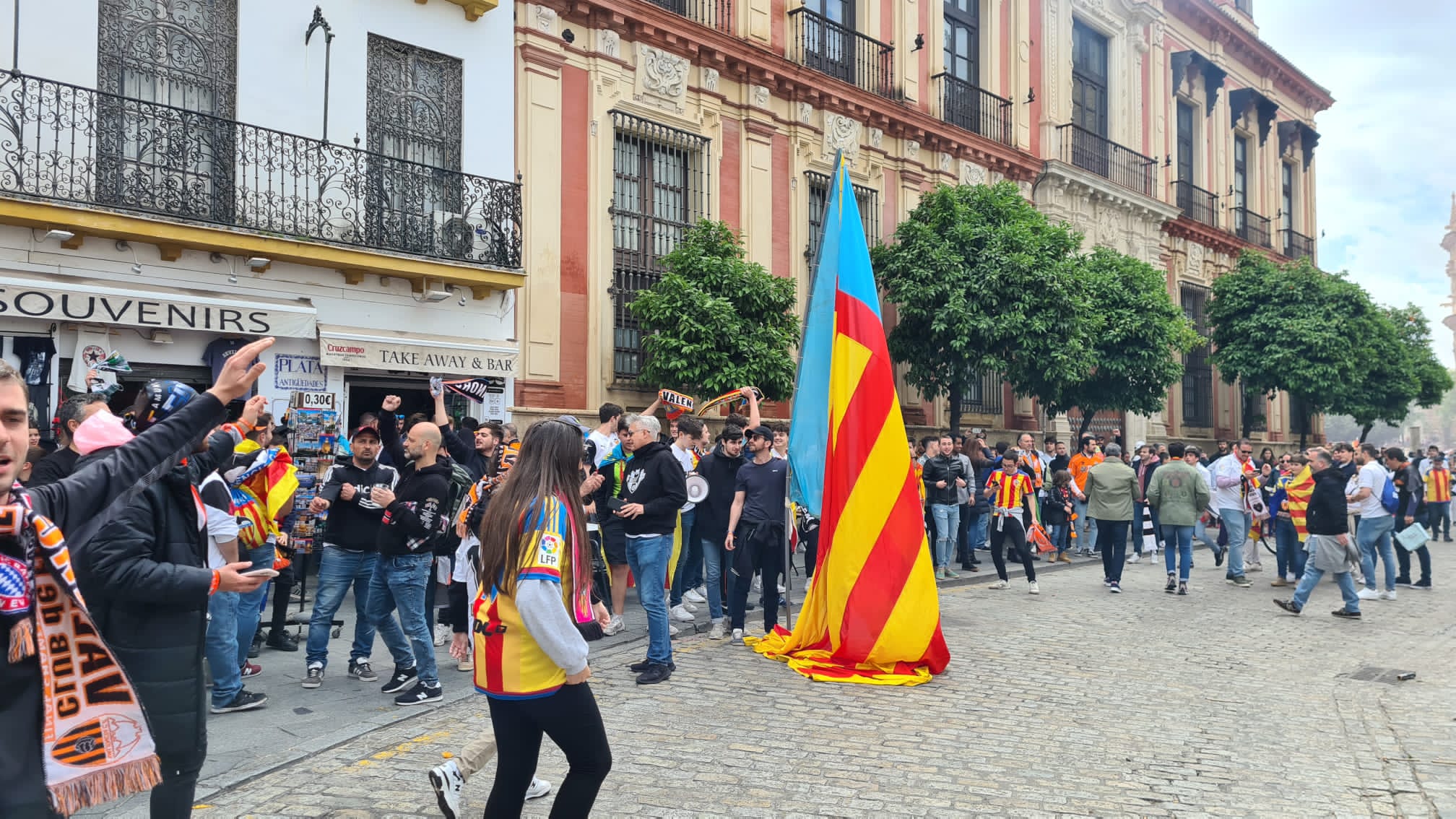 La afición del Valencia CF, en las calles de Sevilla