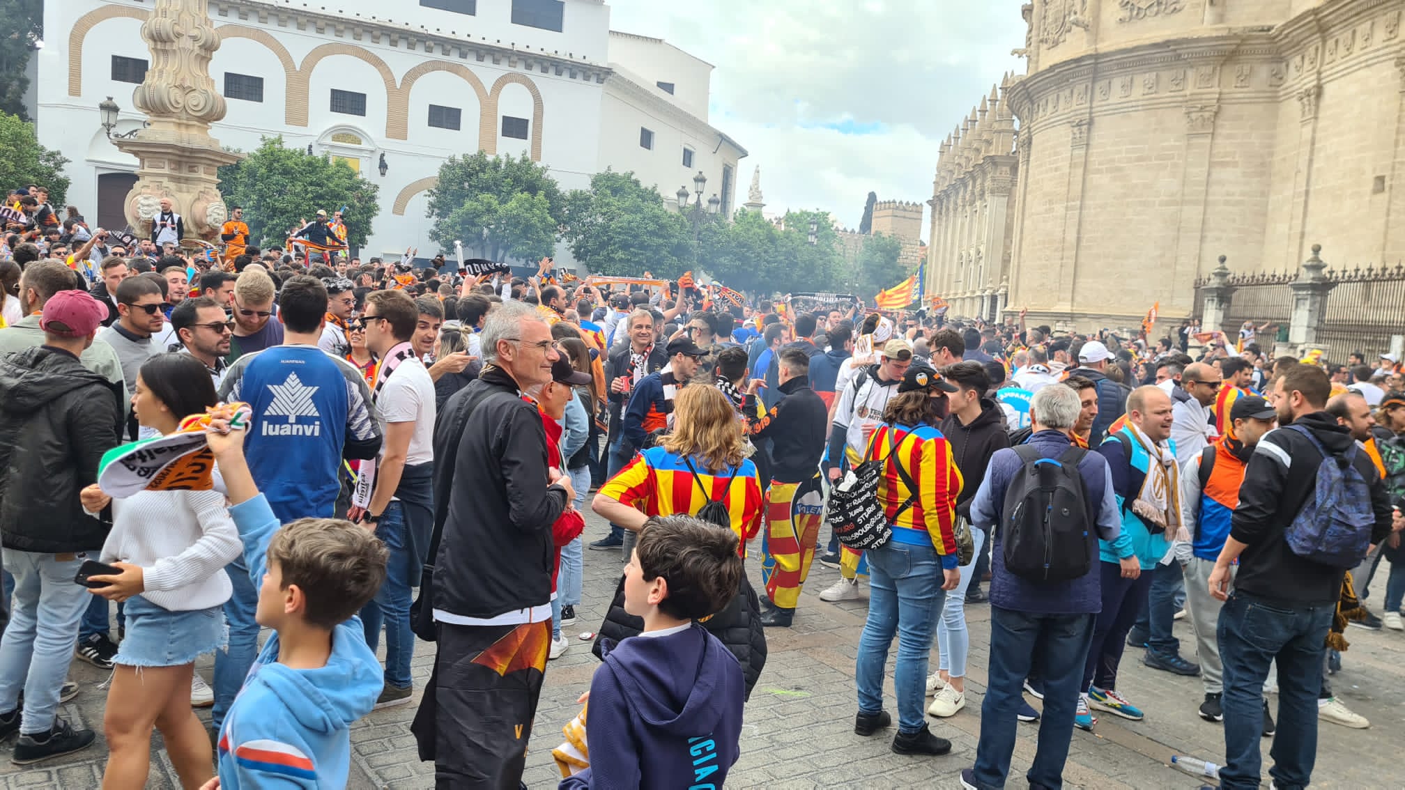 La afición del Valencia CF, en las calles de Sevilla