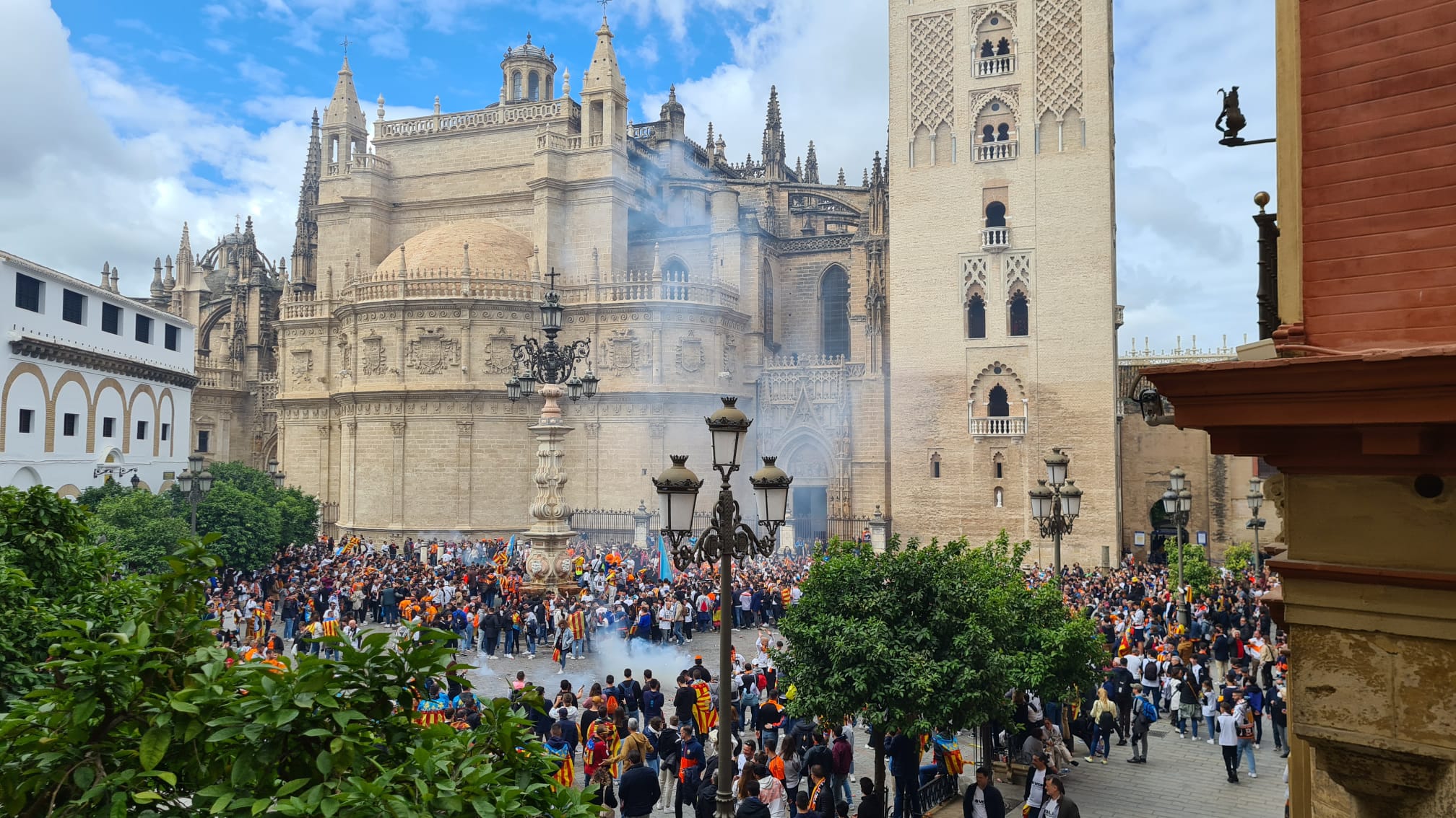 La afición del Valencia CF, en las calles de Sevilla