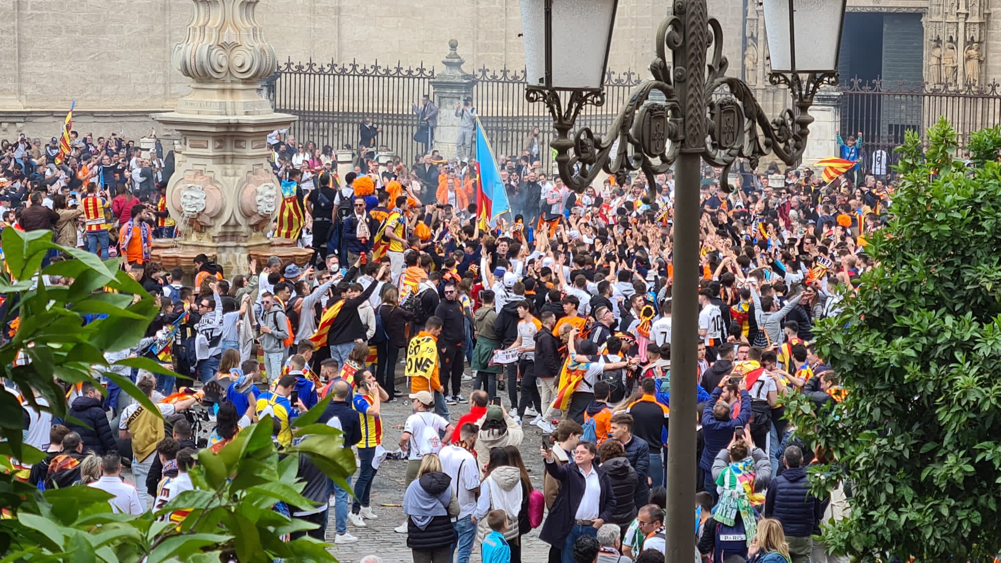 La afición del Valencia CF, en las calles de Sevilla
