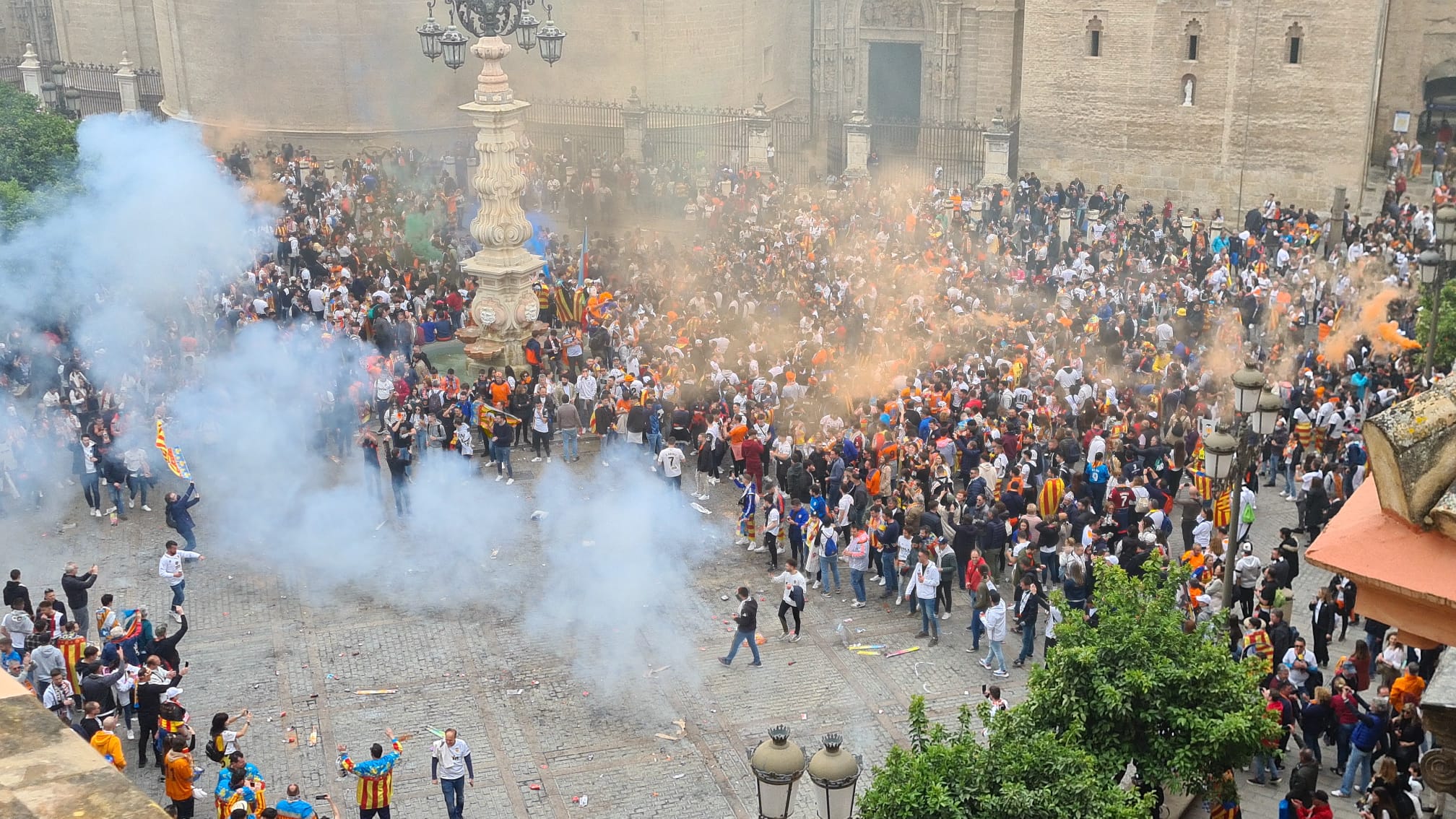 La afición del Valencia CF, en las calles de Sevilla
