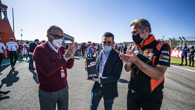 El conseller Vicent Marzà junto al CEO de Dorna, Carmelo Ezpeleta y Poncharal