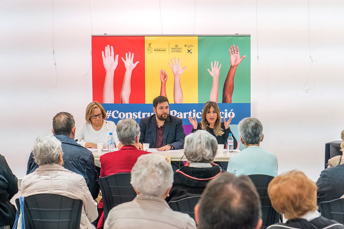 Reunión mantenida entre Ayuntamiento de Rafelbunyol y personas mayores para concretar actividades municipales