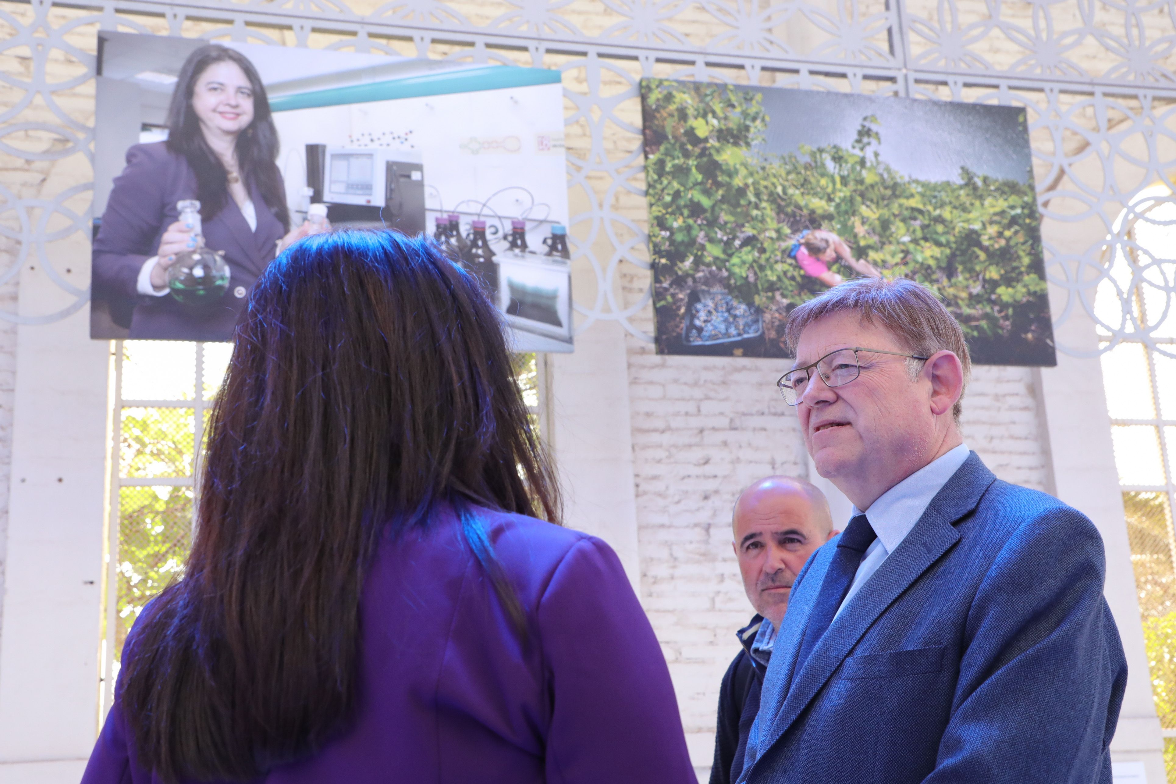 El president de la Generalitat ha visitado la exposición 'Las conquistas de la mujer en el trabajo'