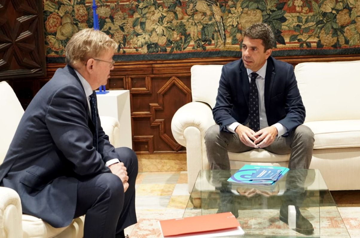 El presidente del Partido Popular de la Comunitat Valenciana, Carlos Mazón, en una reunión junto al president de la Generalitat, Ximo Puig