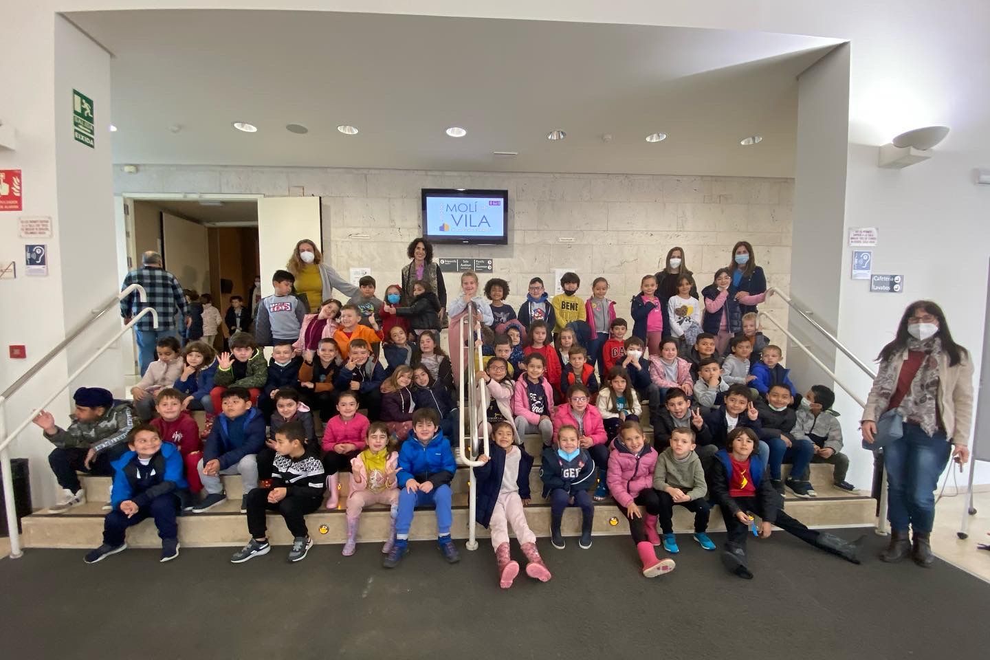  Un grupo de niños y niñas de 1º y 2º Primaria en el teatro