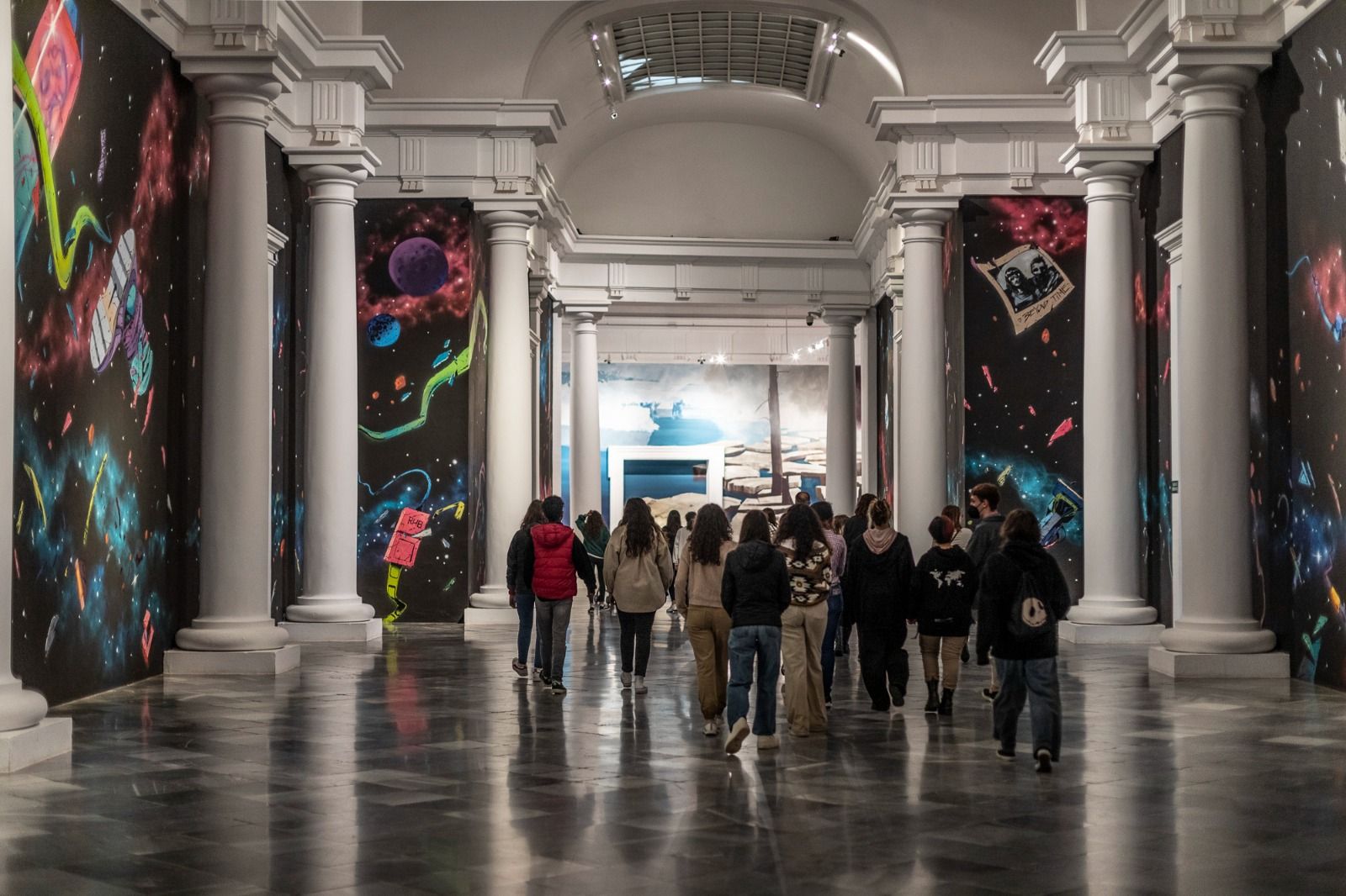 Un grup d'escolars recorre la nau principal del Centre del Carme