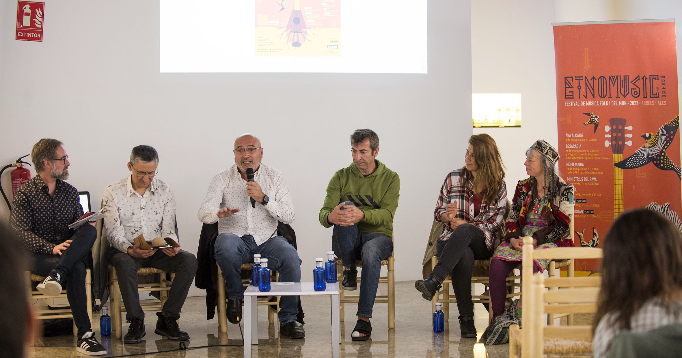 Organizadores del FESTIVAL ETNOMUSIC y artistas participantes en la presentación del evento