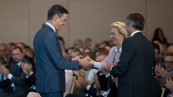 El president del Govern, Pedro Sánchez, agafat de les mans amb la presidenta de la Comissió Europea, Ursula Von der Leyen