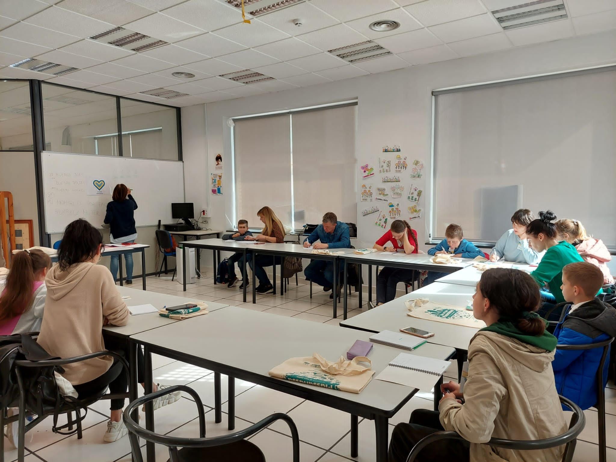 Clase de castellano para personas ucranianas residentes en Massanassa