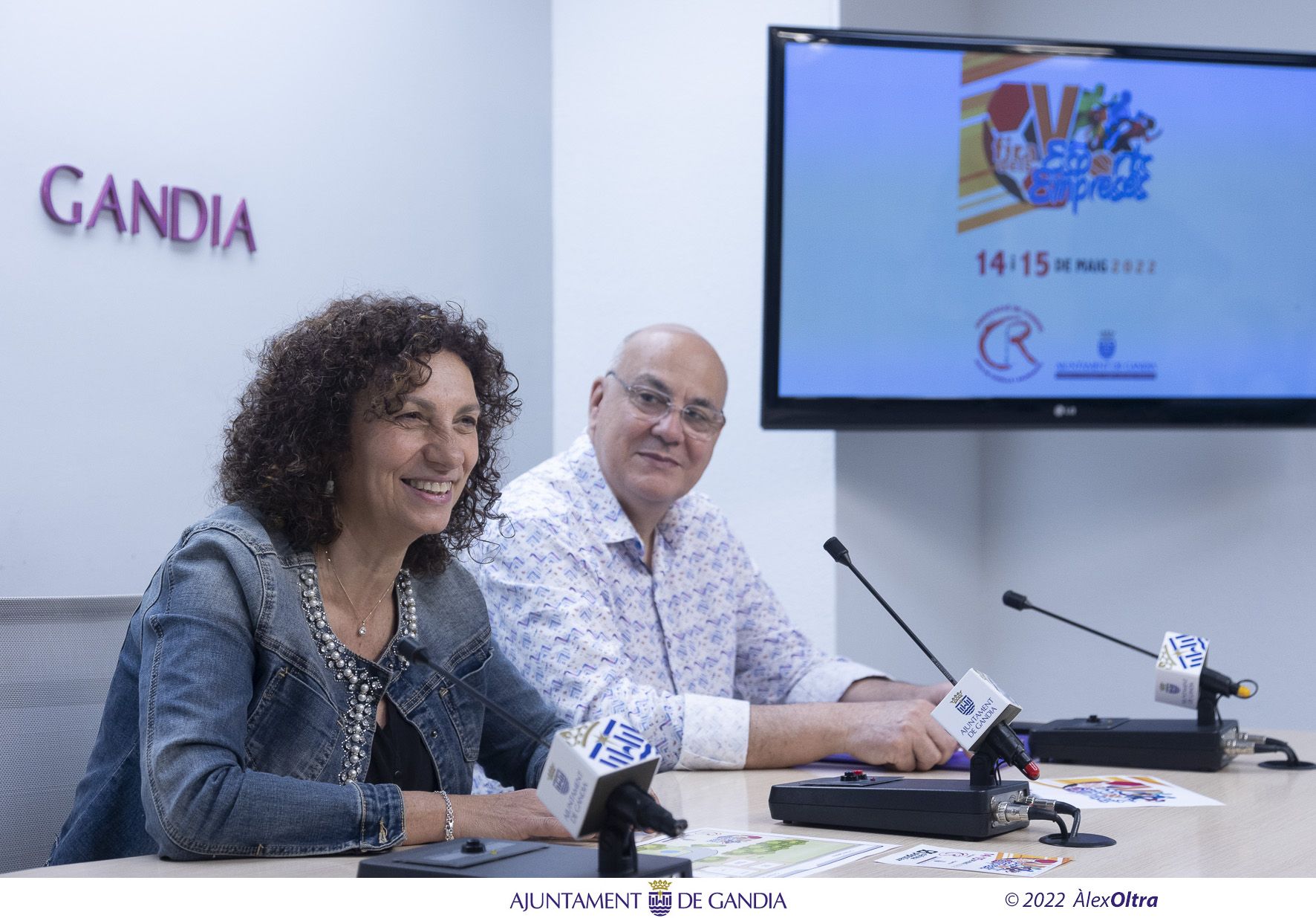 La concejala de Políticas Económicas y Comercio, Vicenta Ferrer, y el presidente de la Asociación de Comerciantes Roís de Corella, Julio Cantó. Imagen Àlex Oltra