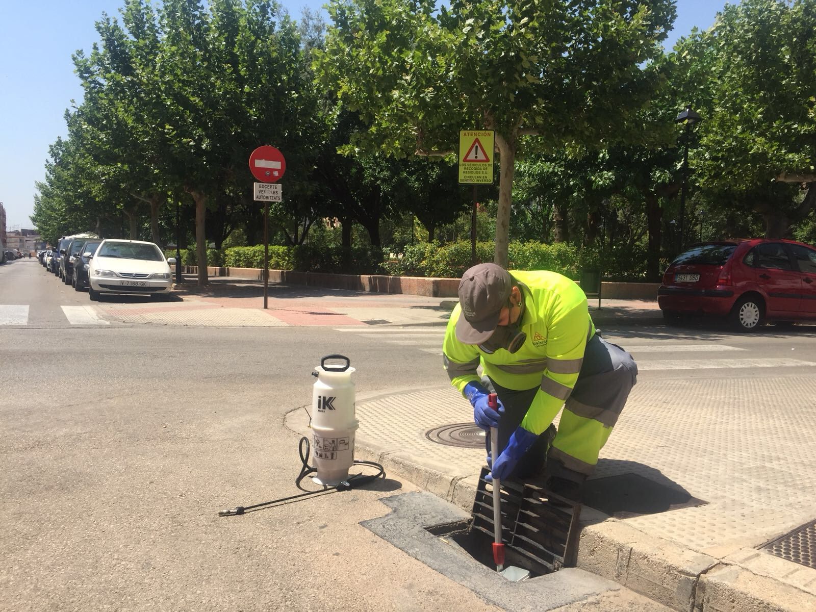 Personal de mantenimiento revisando una alcantarilla de la localidad de Alzira (Imagen archivo)