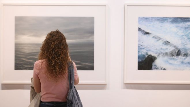 Una dona observa una de les obres d''Art Contemporani de la Generalitat Valenciana V' en el Centre del Carme