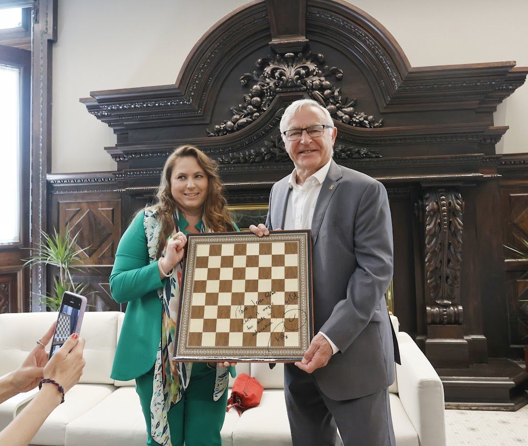 L'alcalde de València, Joan Ribó, al costat de la millor jugadora d'escacs de la història, Judit Polgar