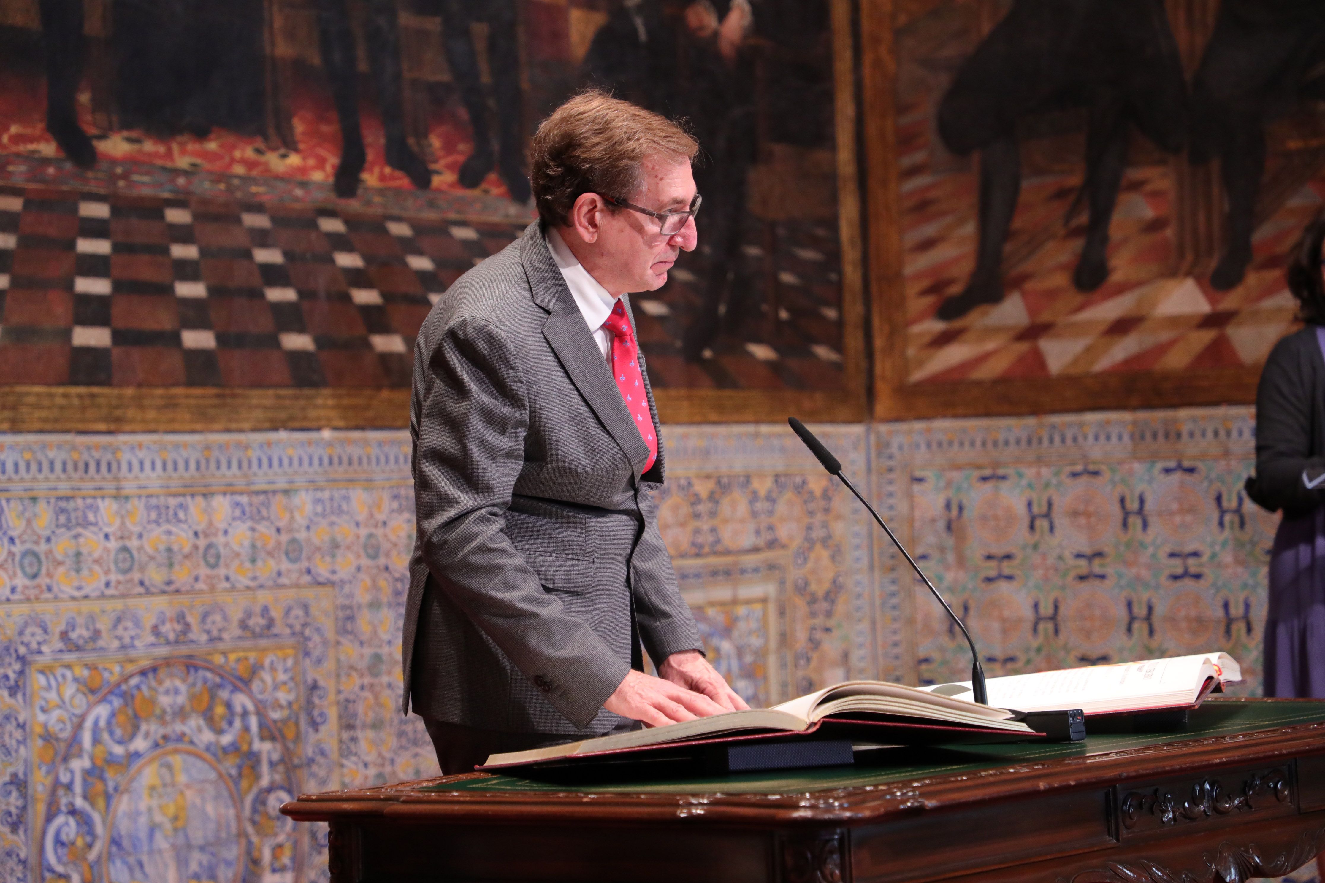 Miguel Mínguez, prometiendo el cargo