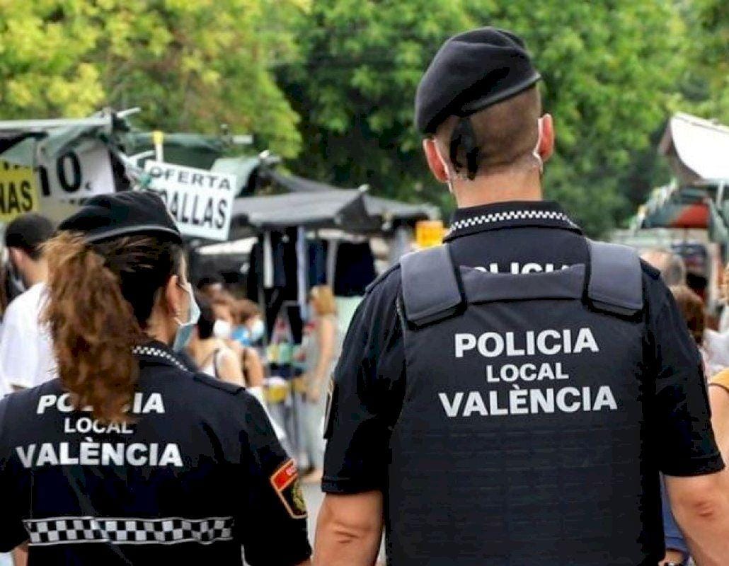 Agents de la Policia Local de València amb jupetins antibales Agents de la Policia Local de València amb jupetins antibales
