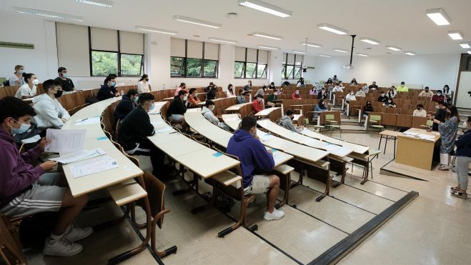 Un grupo de estudiantes esperando para hacer un examen de la PAU
