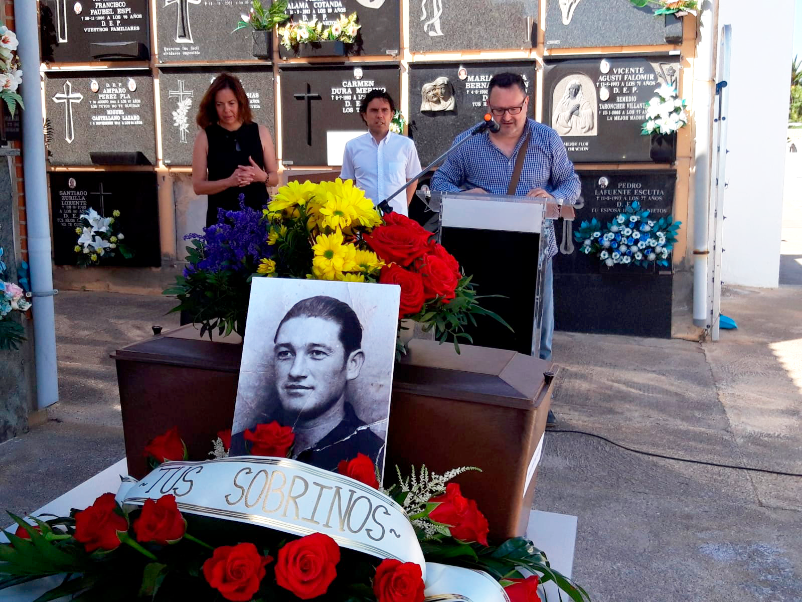 Homenaje a Miguel Martínez Pastor en el cementerio de Llíria