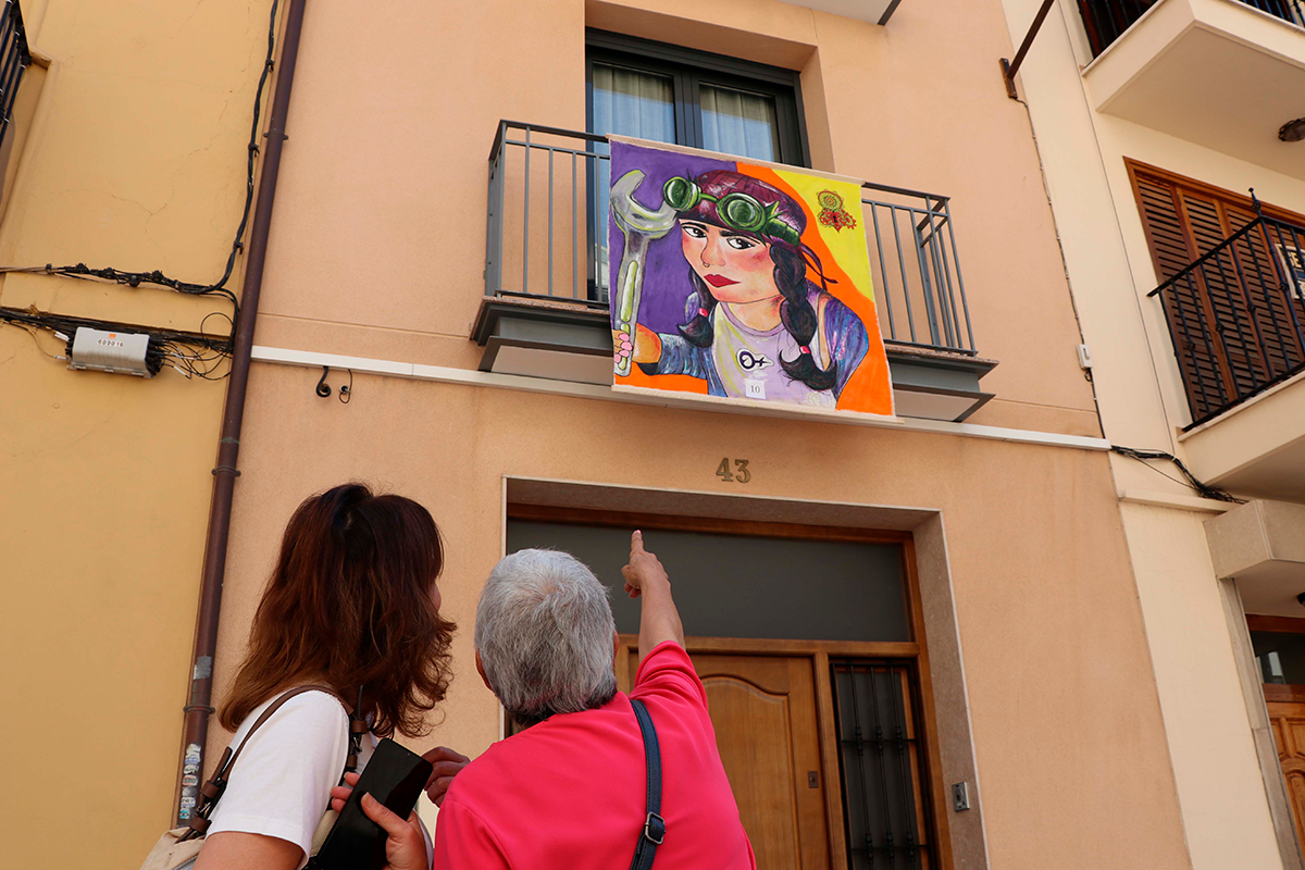 Dos personas contemplan una obra de BalconejAR-t