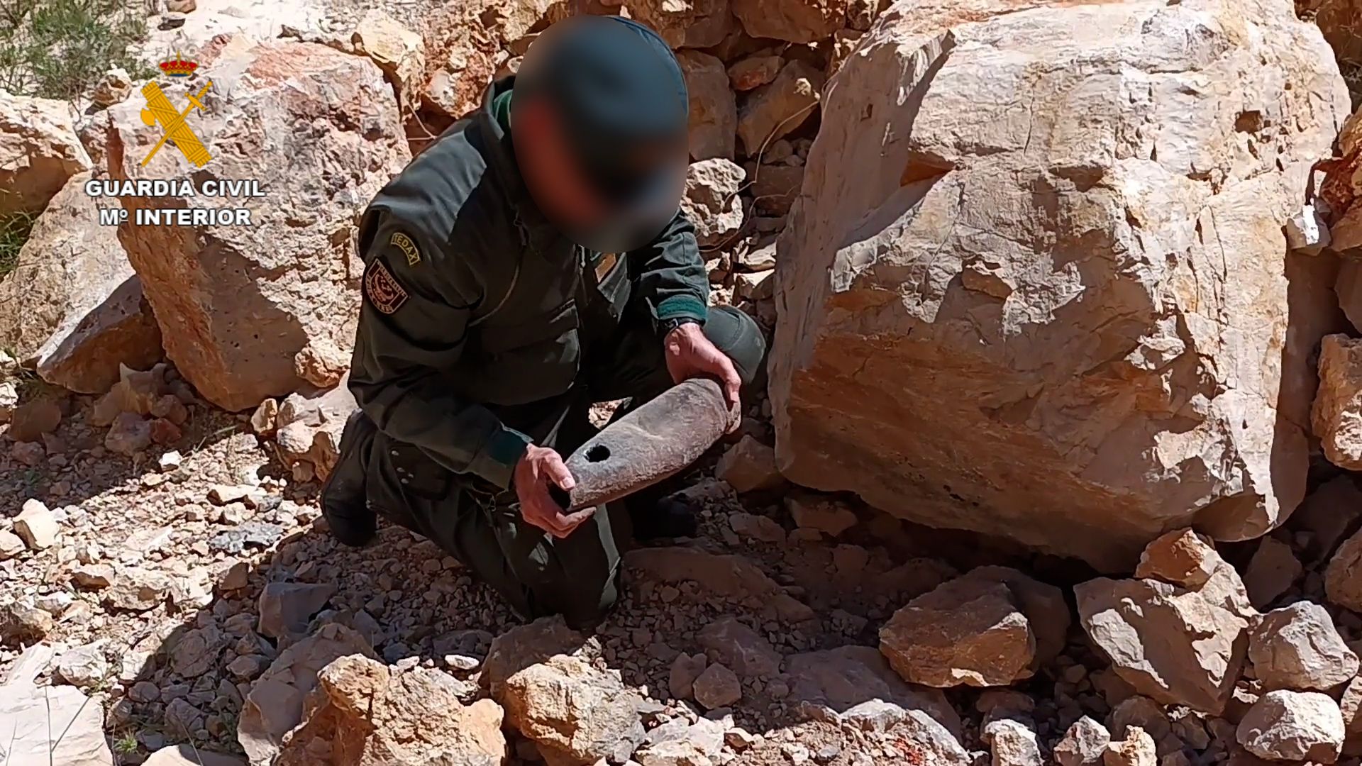 Imagen de la Guardia Civil con un artefacto explosivo