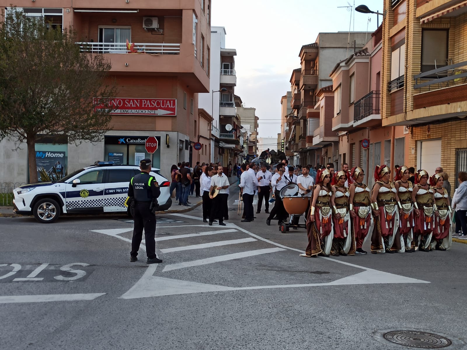 La Policia Local de Sueca en l'entrada de Moros i Cristians celebrada al Perelló