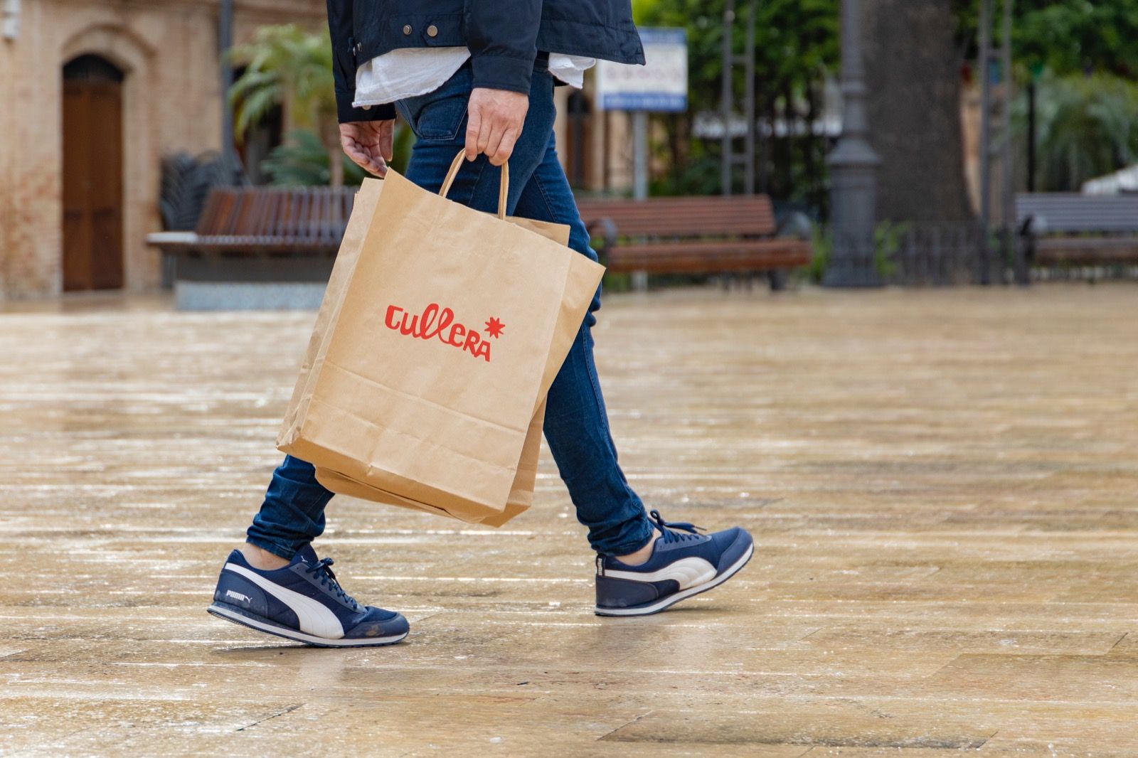 Una persona pasea con una bolsa de Cullera