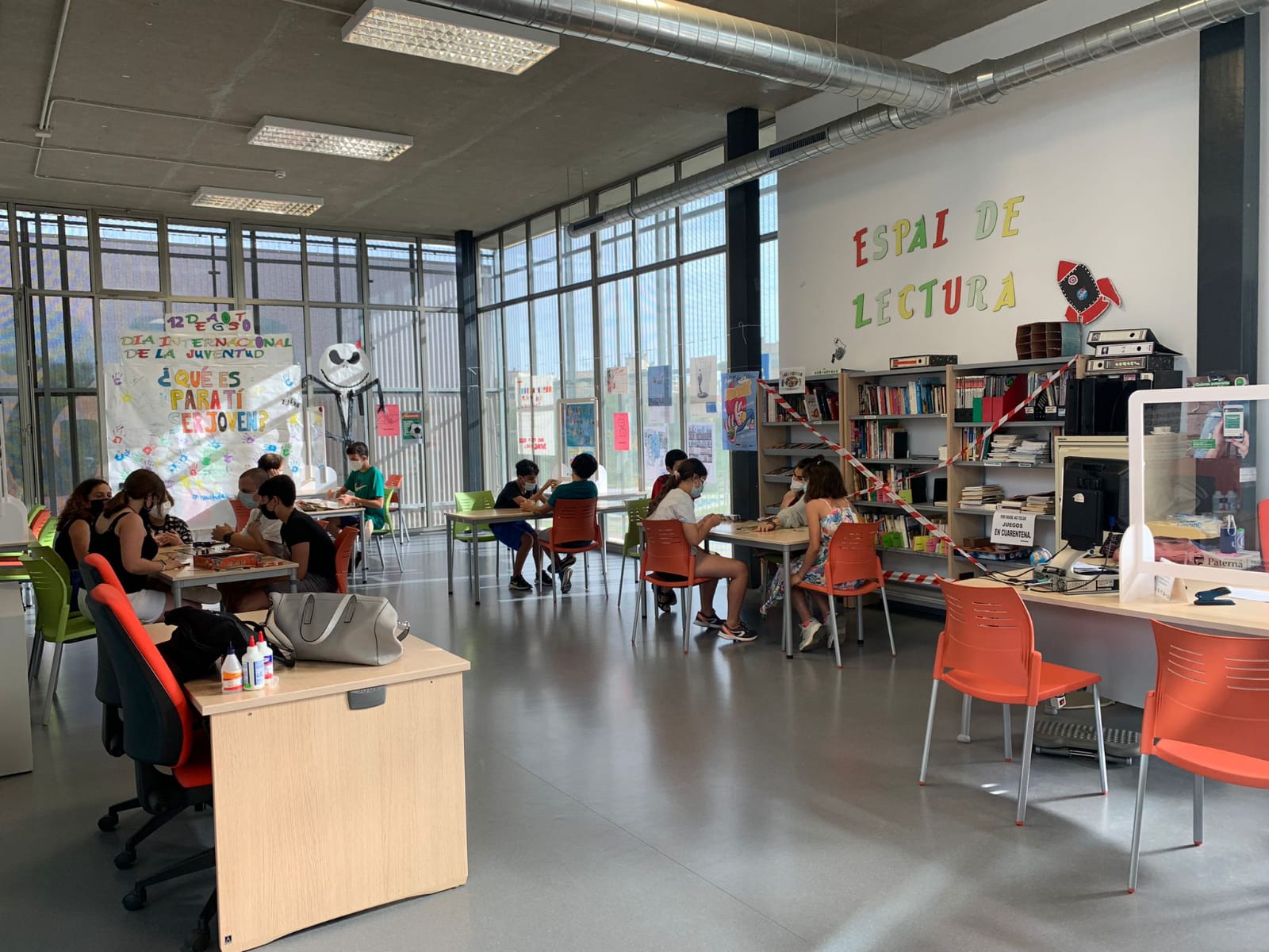 Niños y adolescentes en la Casa de la Juventud de Paterna