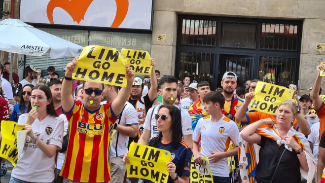 Manifestació a Mestalla contra la gestió de Peter Lim