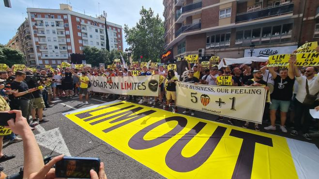 Manifestación en Mestalla contra la gestión de Peter Lim