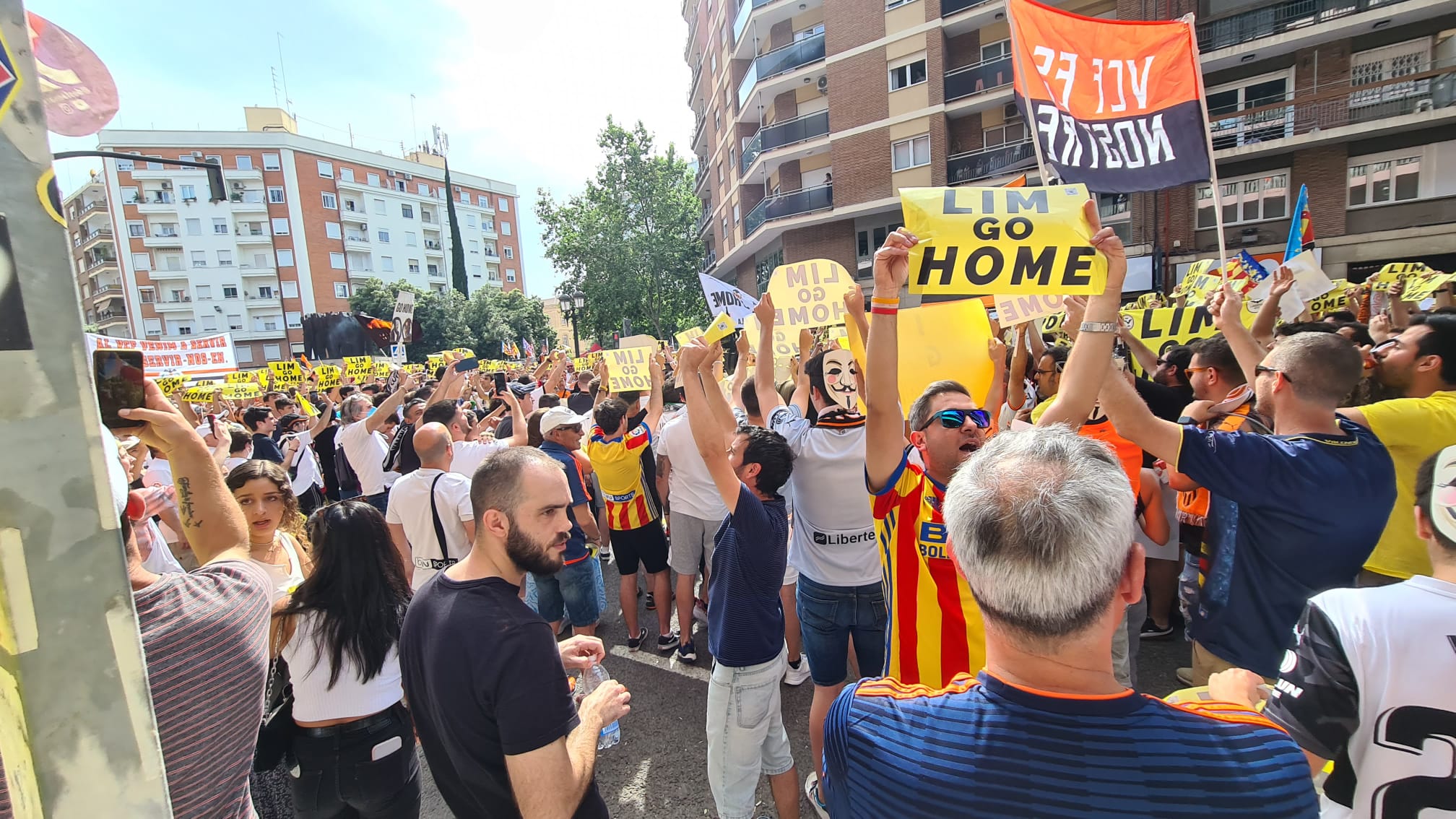 Manifestació a Mestalla contra la gestió de Peter Lim
