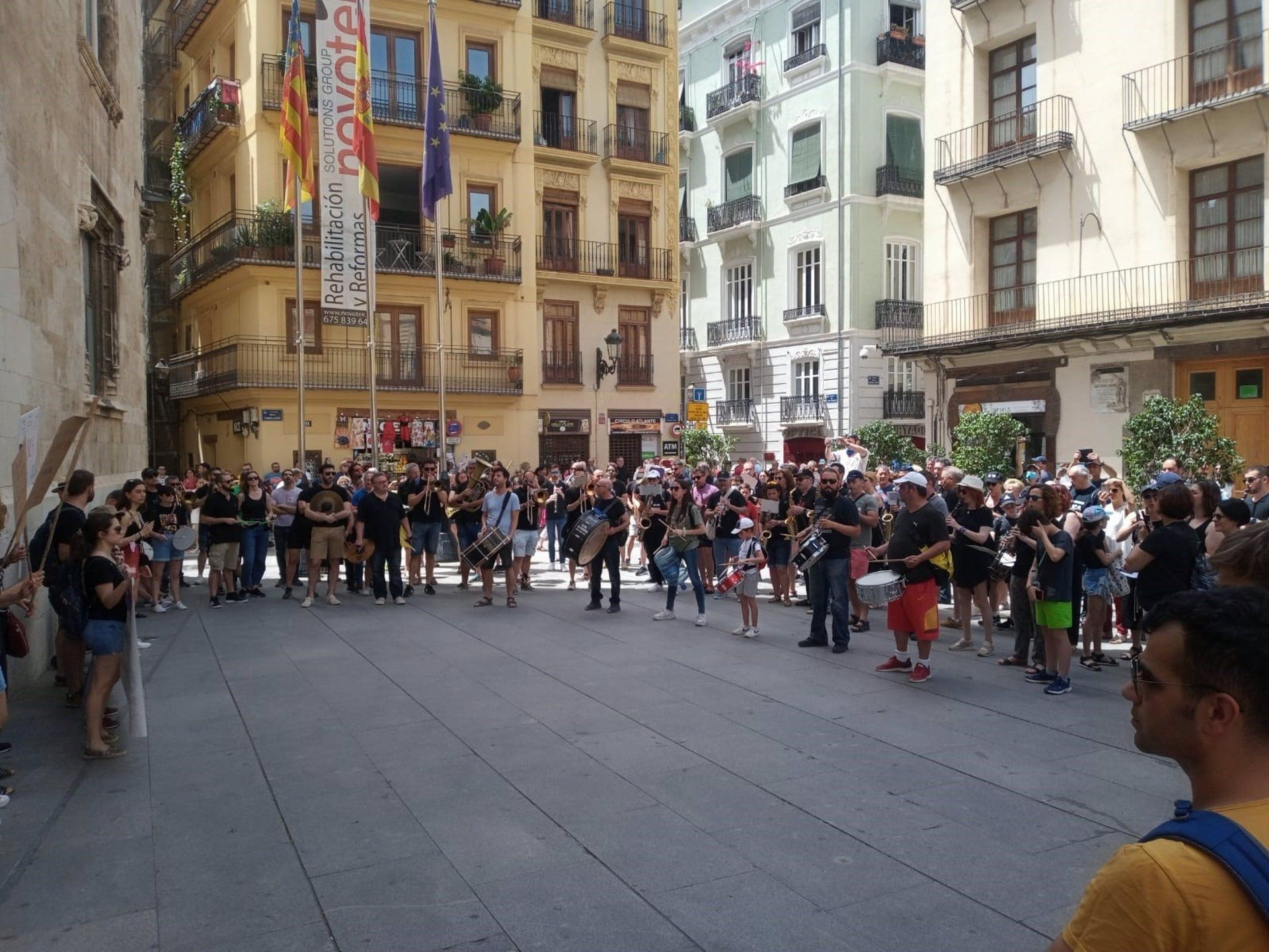 Una marcha fúnebre recorre el centro de la ciudad contra la %22pérdida de horas%22 de música en la ESO