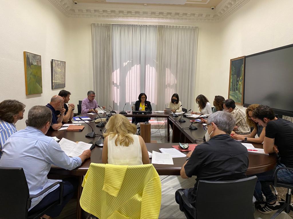 La regidora Lluïsa Notario a la taula de negociació