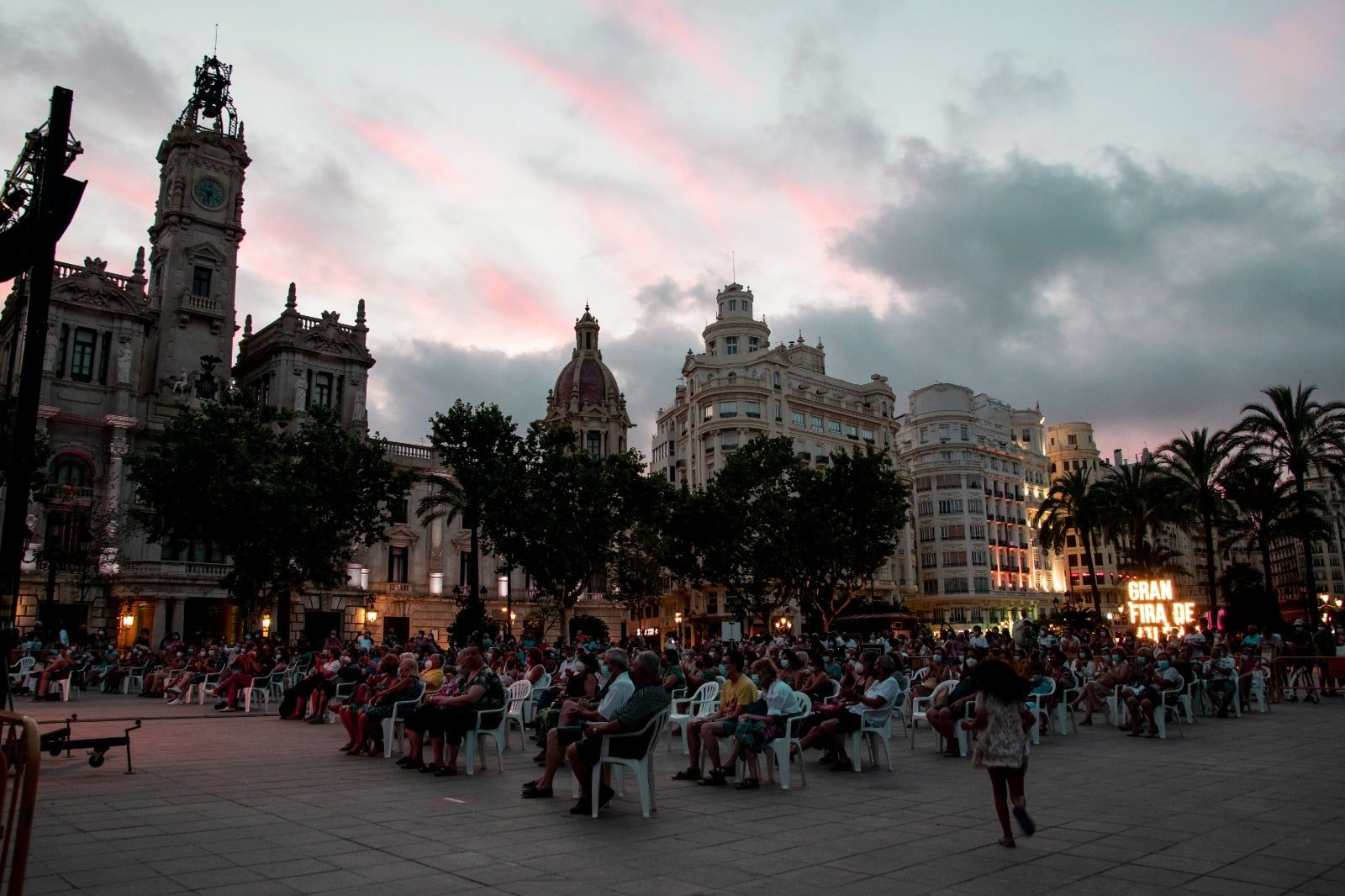Actuació de la Gran Fira a la plaça de l'Ajuntament de València